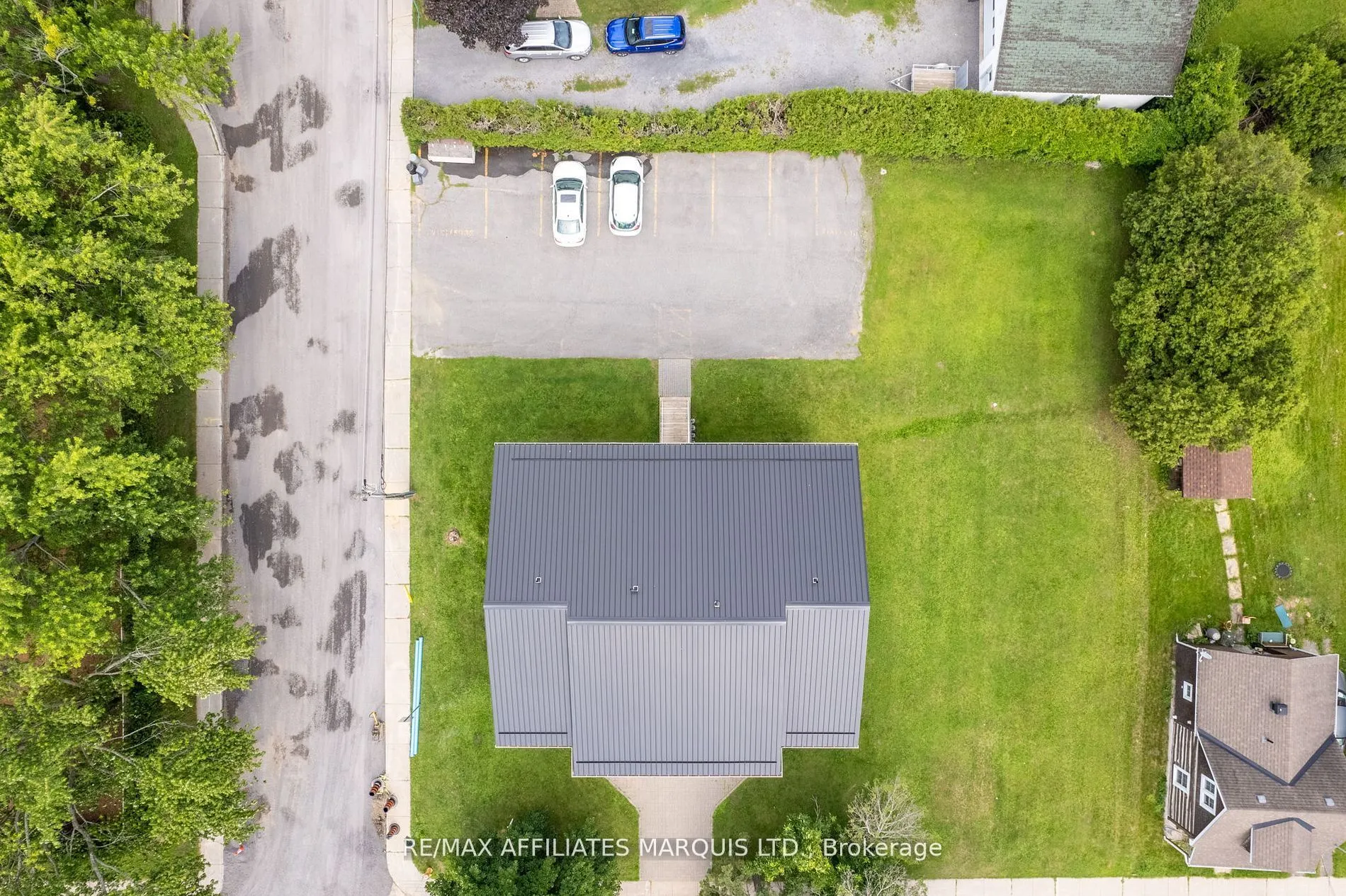 35 Lochiel Street E