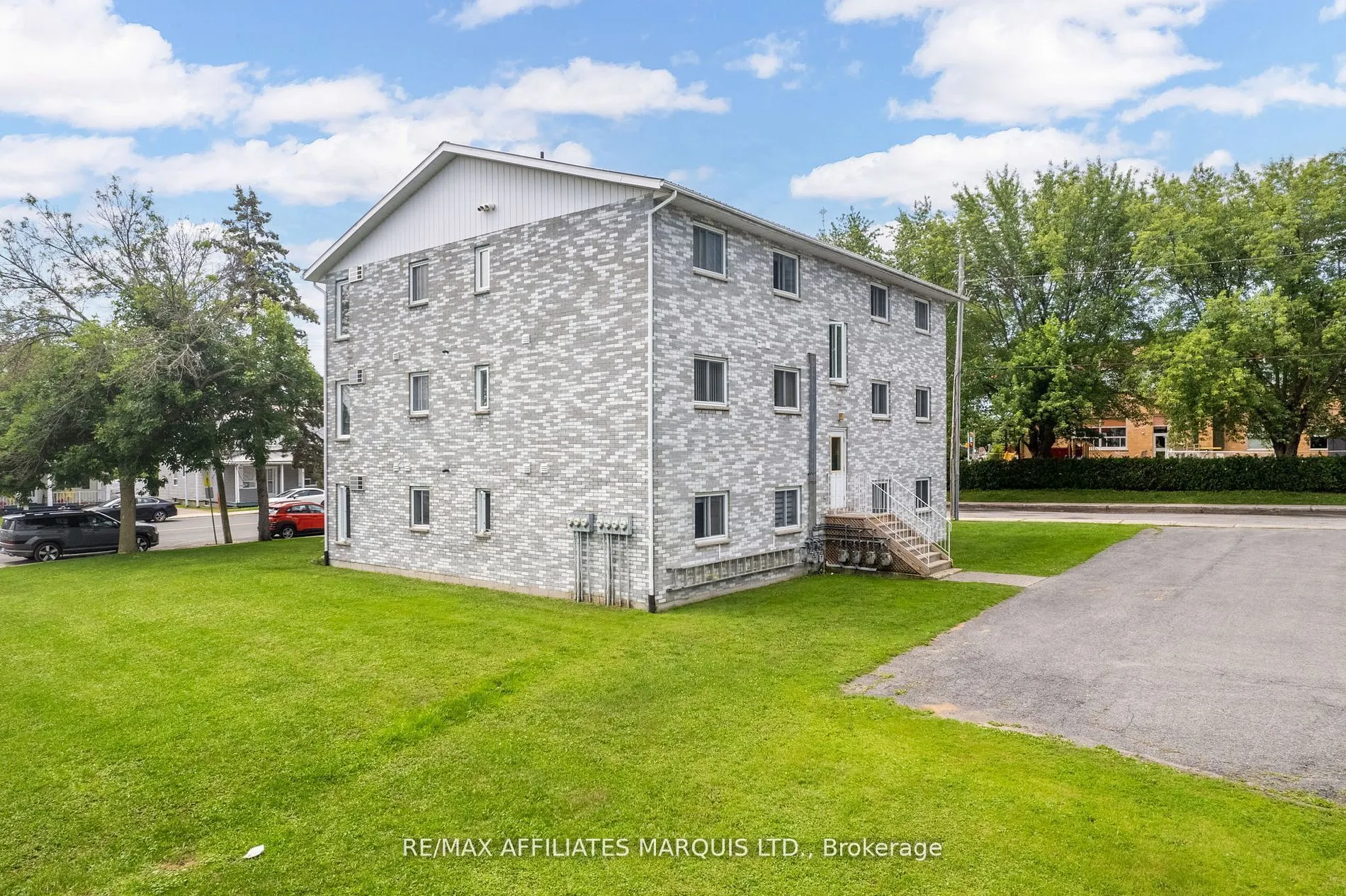 35 Lochiel Street E