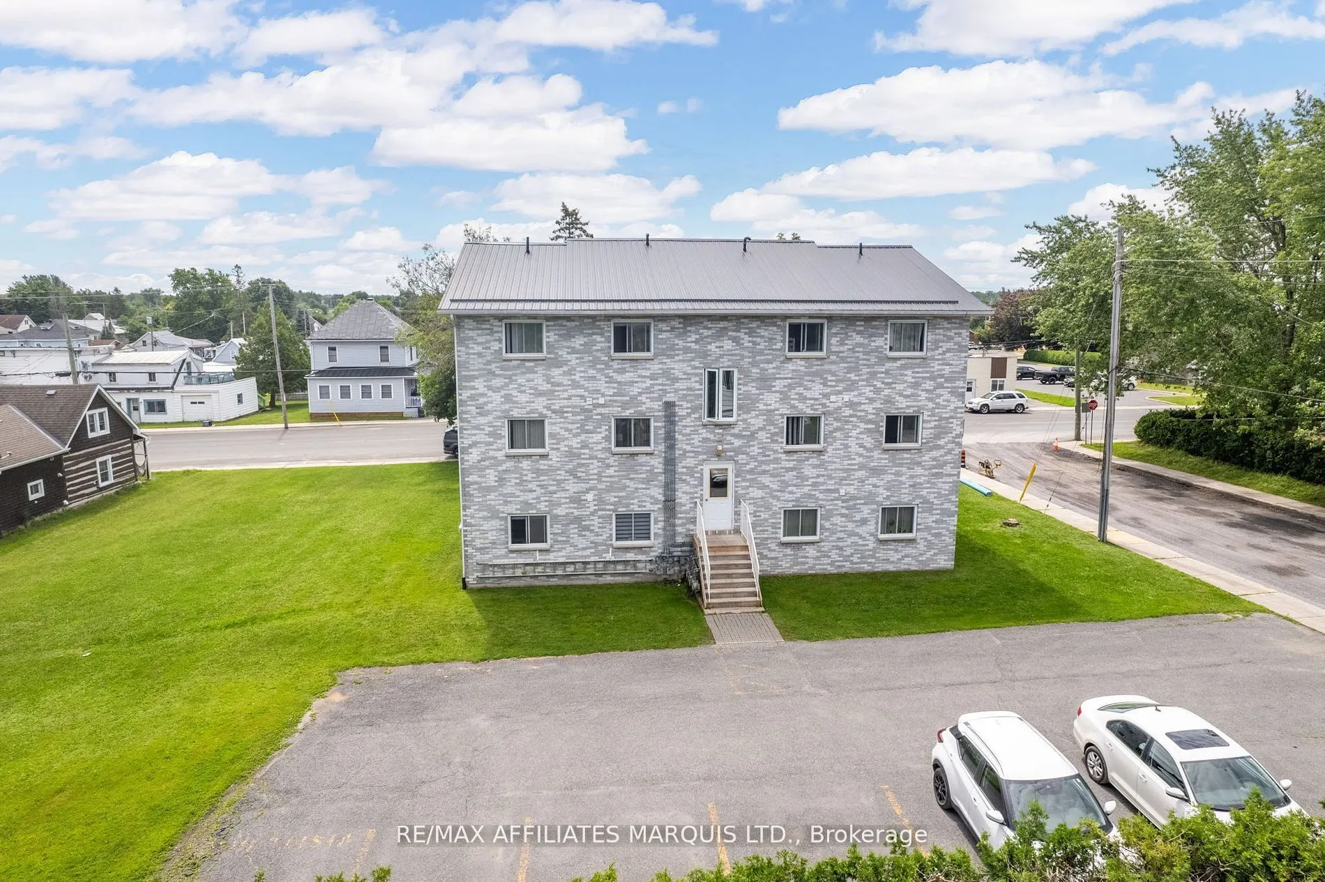 35 Lochiel Street E
