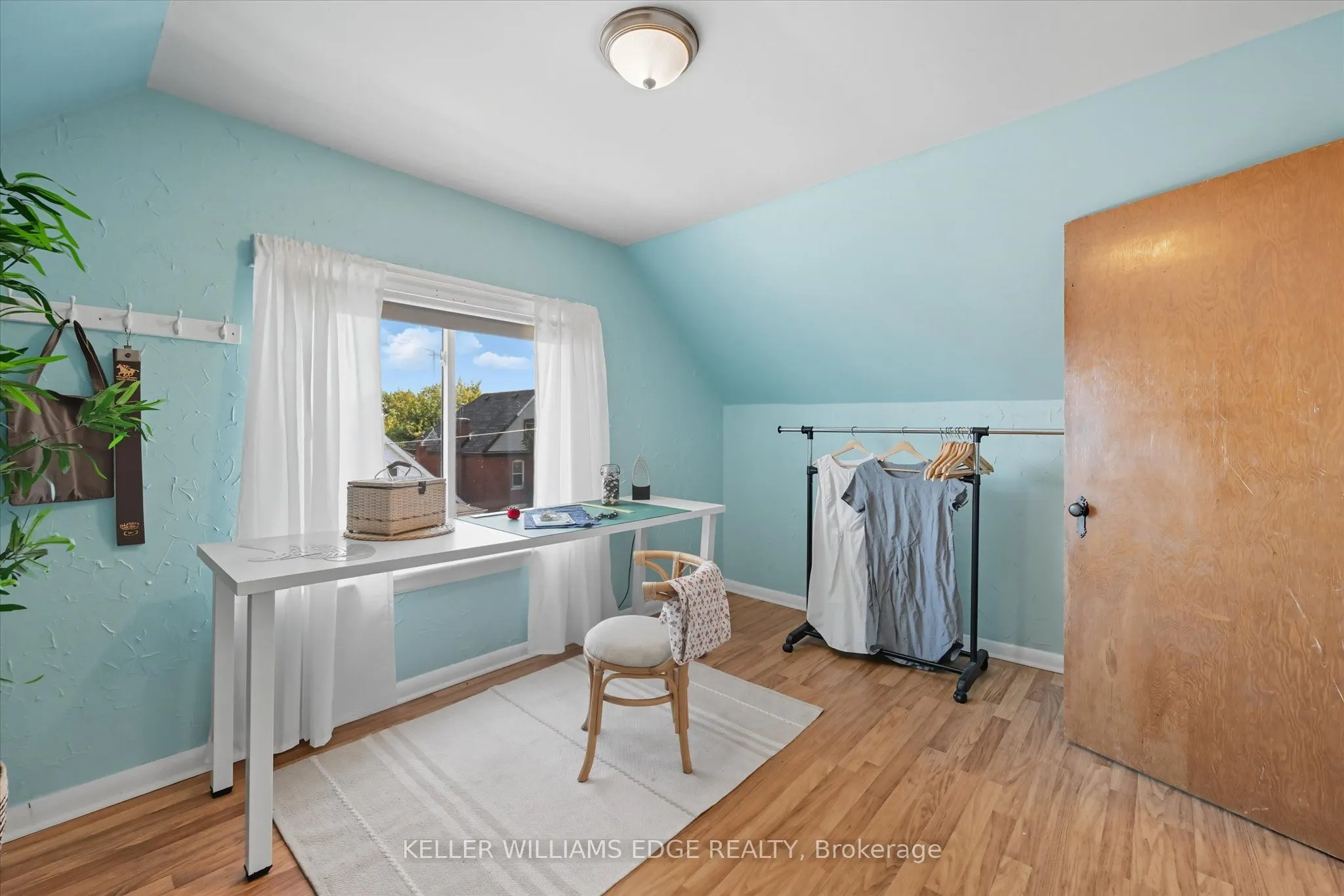 239 Rosslyn Avenue N