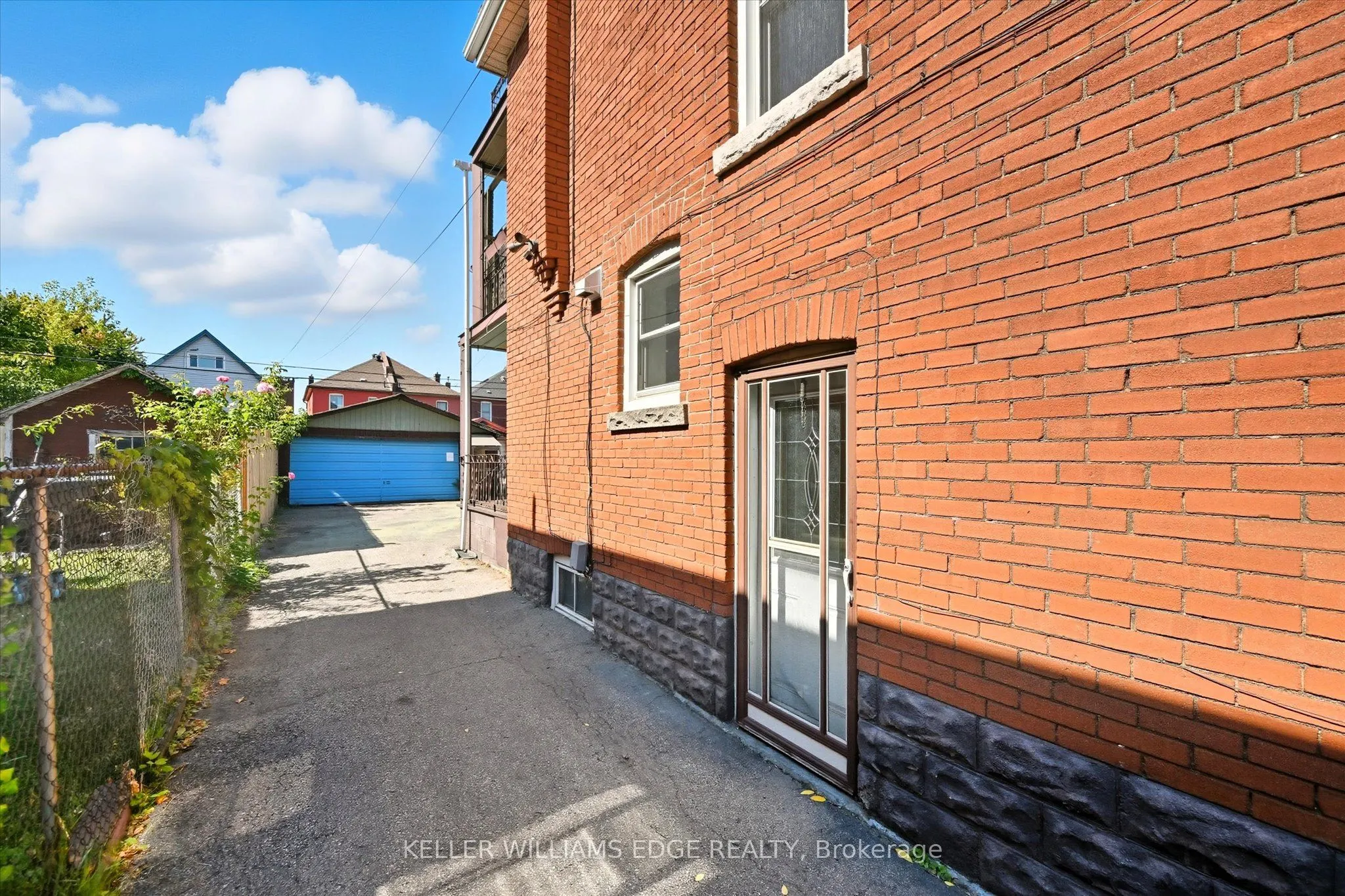 239 Rosslyn Avenue N