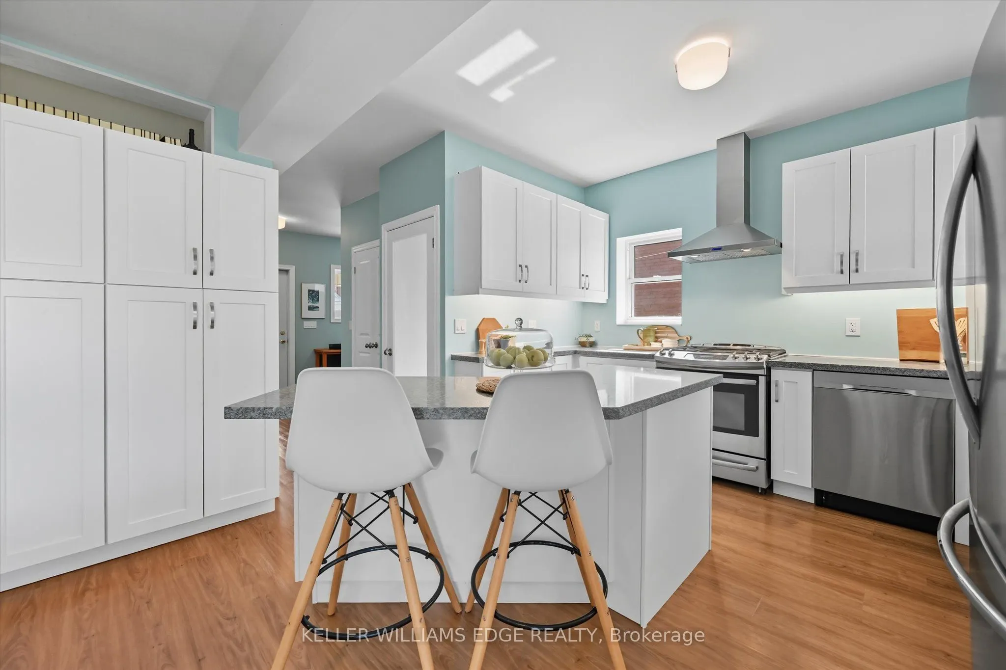 239 Rosslyn Avenue N