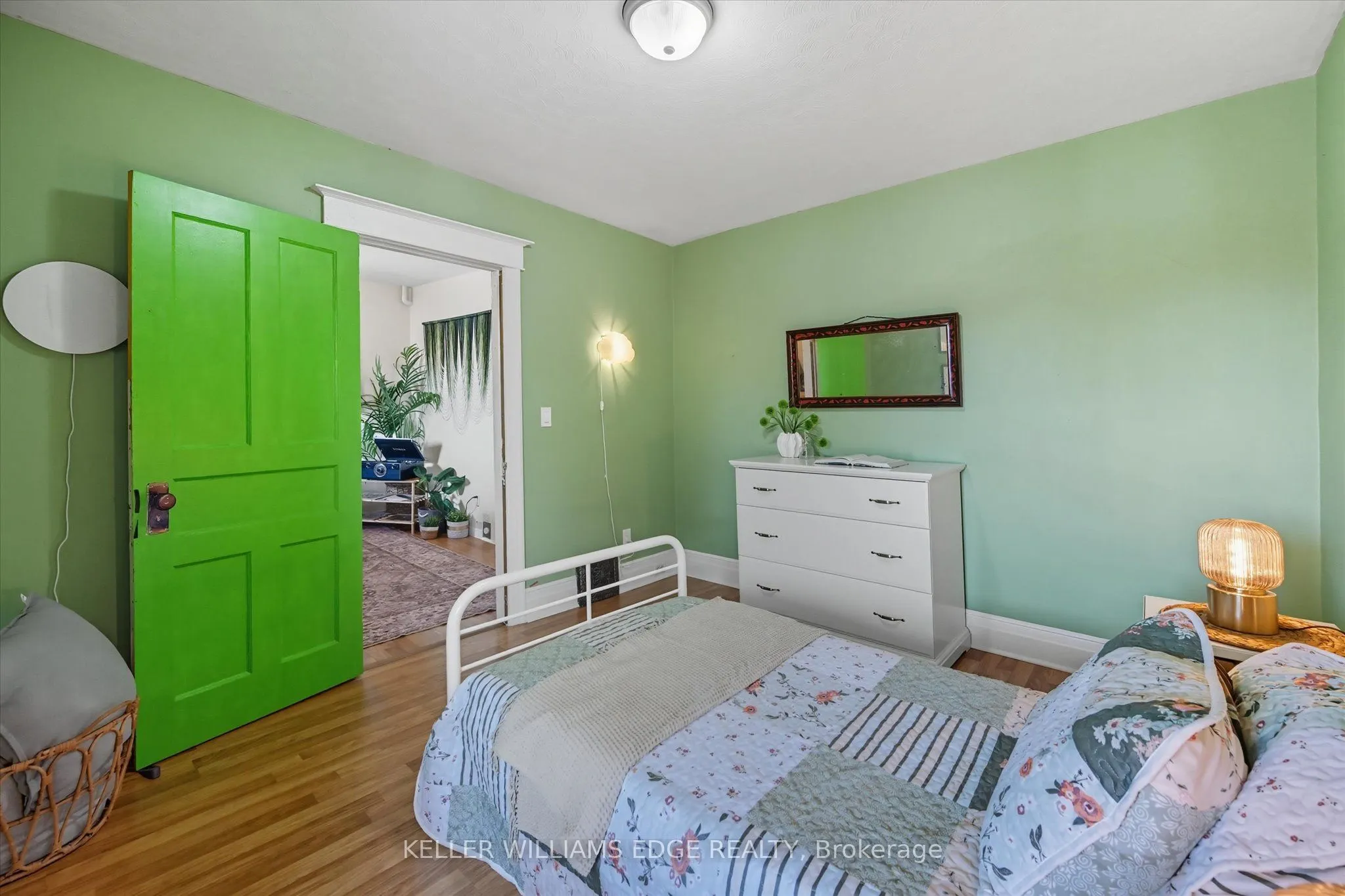239 Rosslyn Avenue N