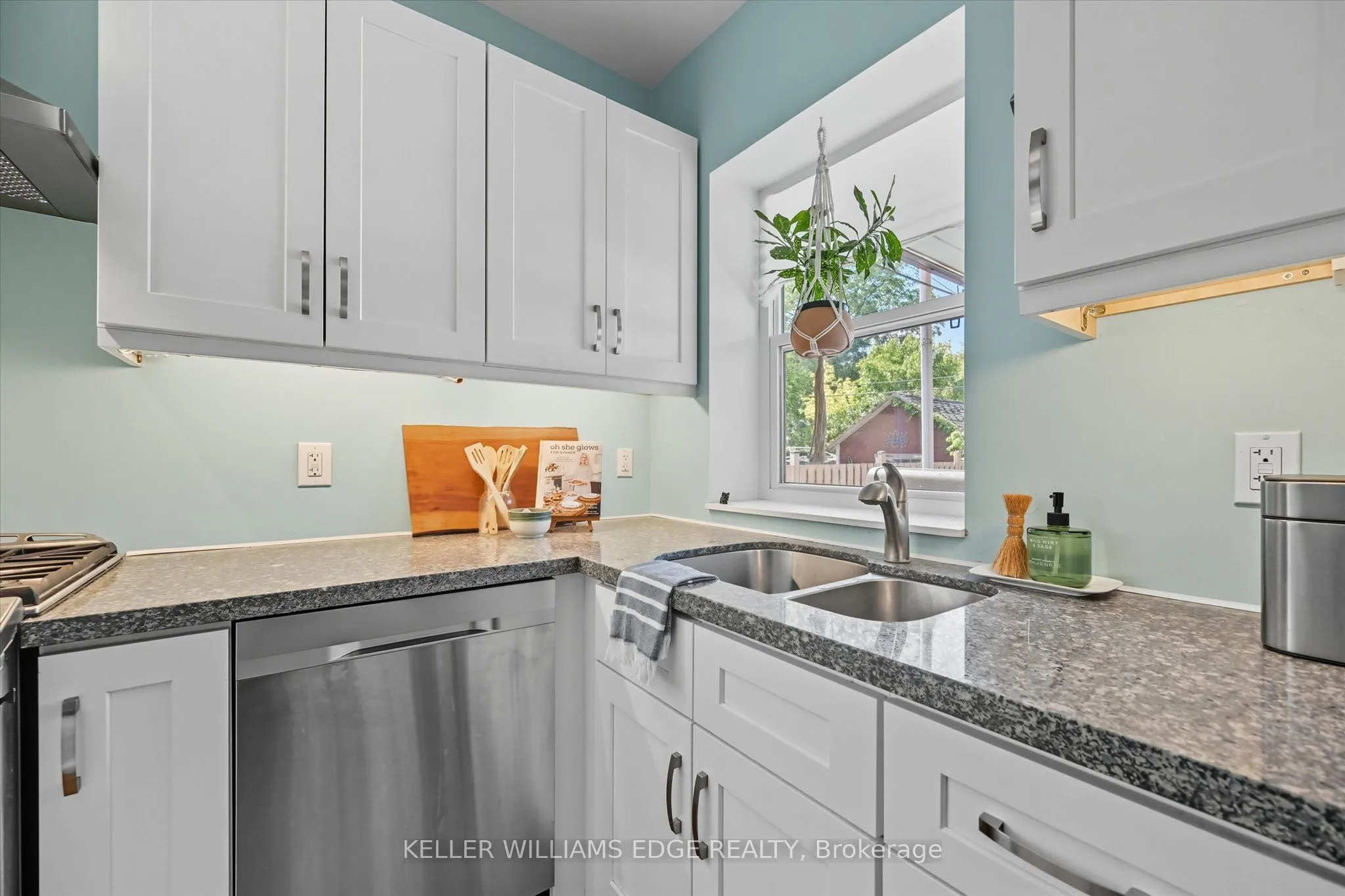 239 Rosslyn Avenue N