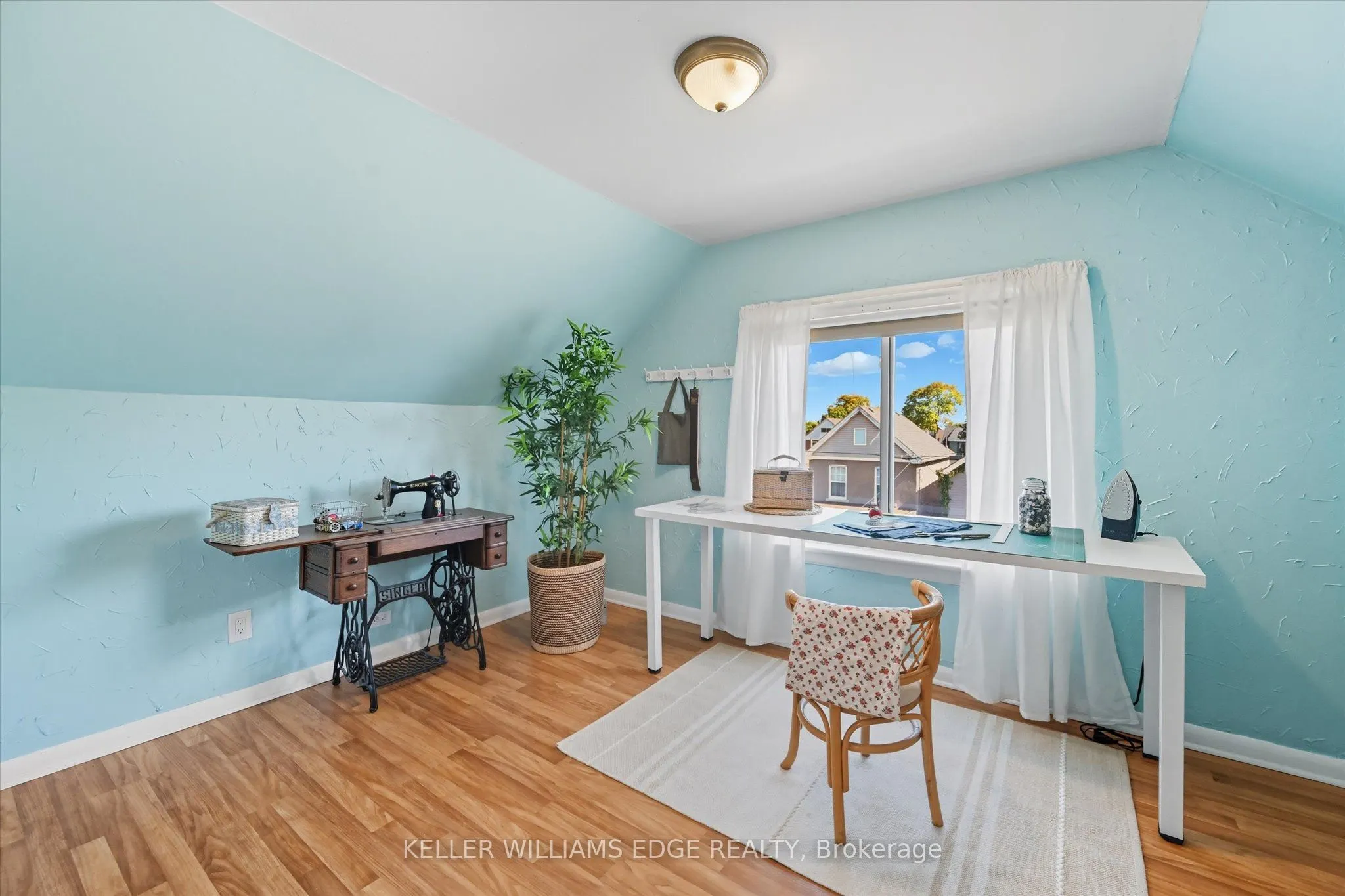239 Rosslyn Avenue N