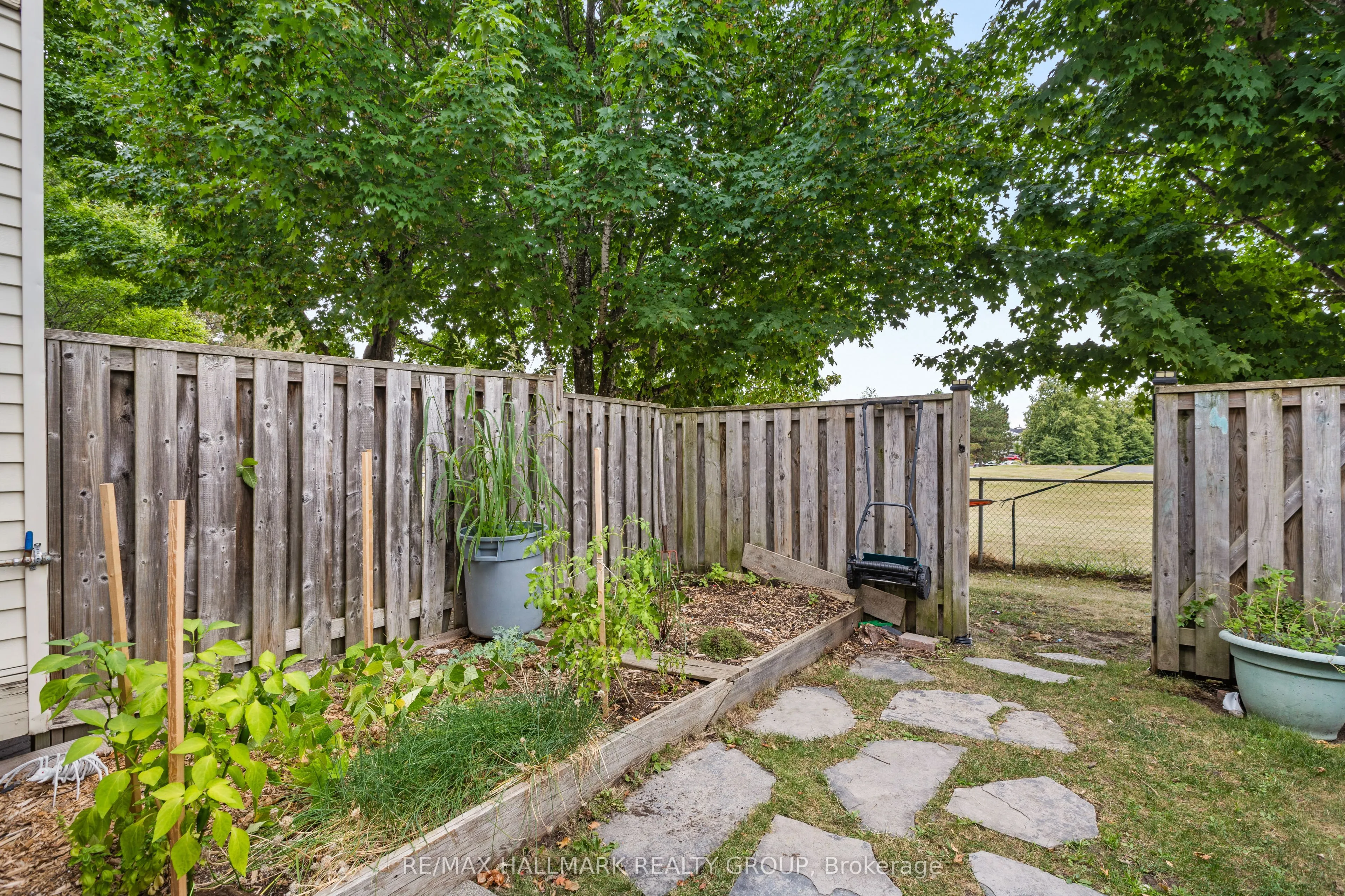 1598 Hoskins Crescent, #17
