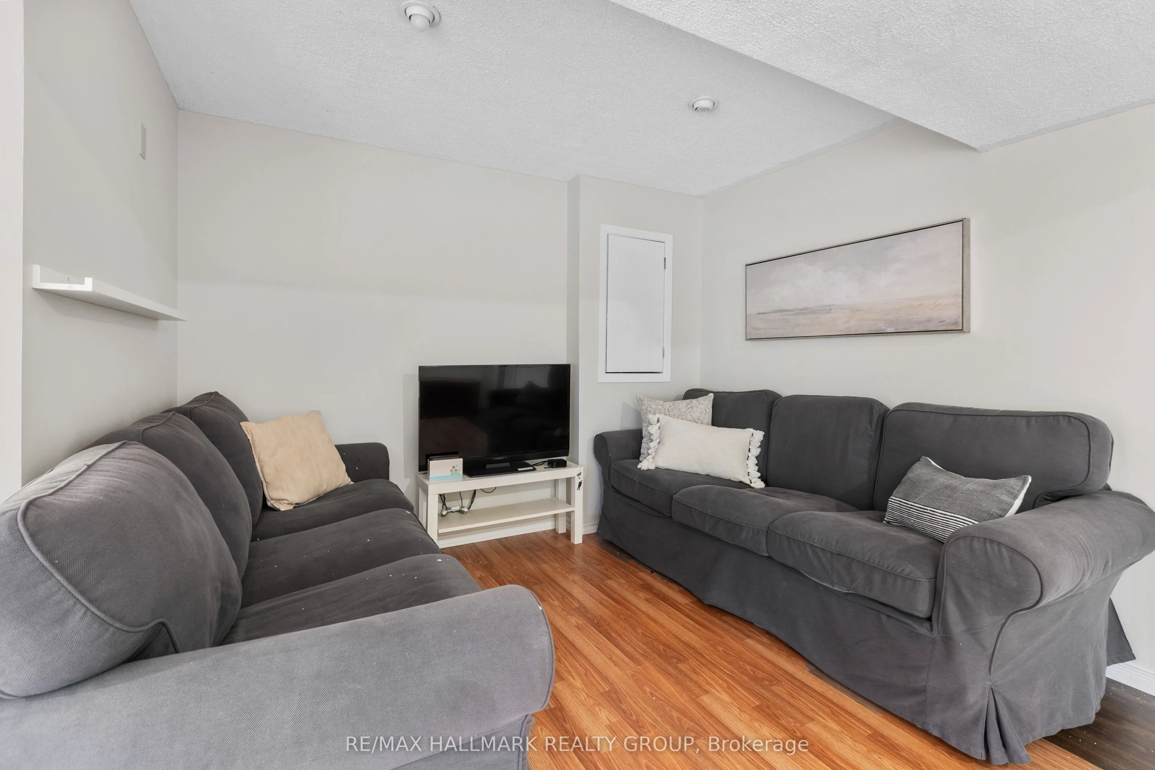 1598 Hoskins Crescent, #17