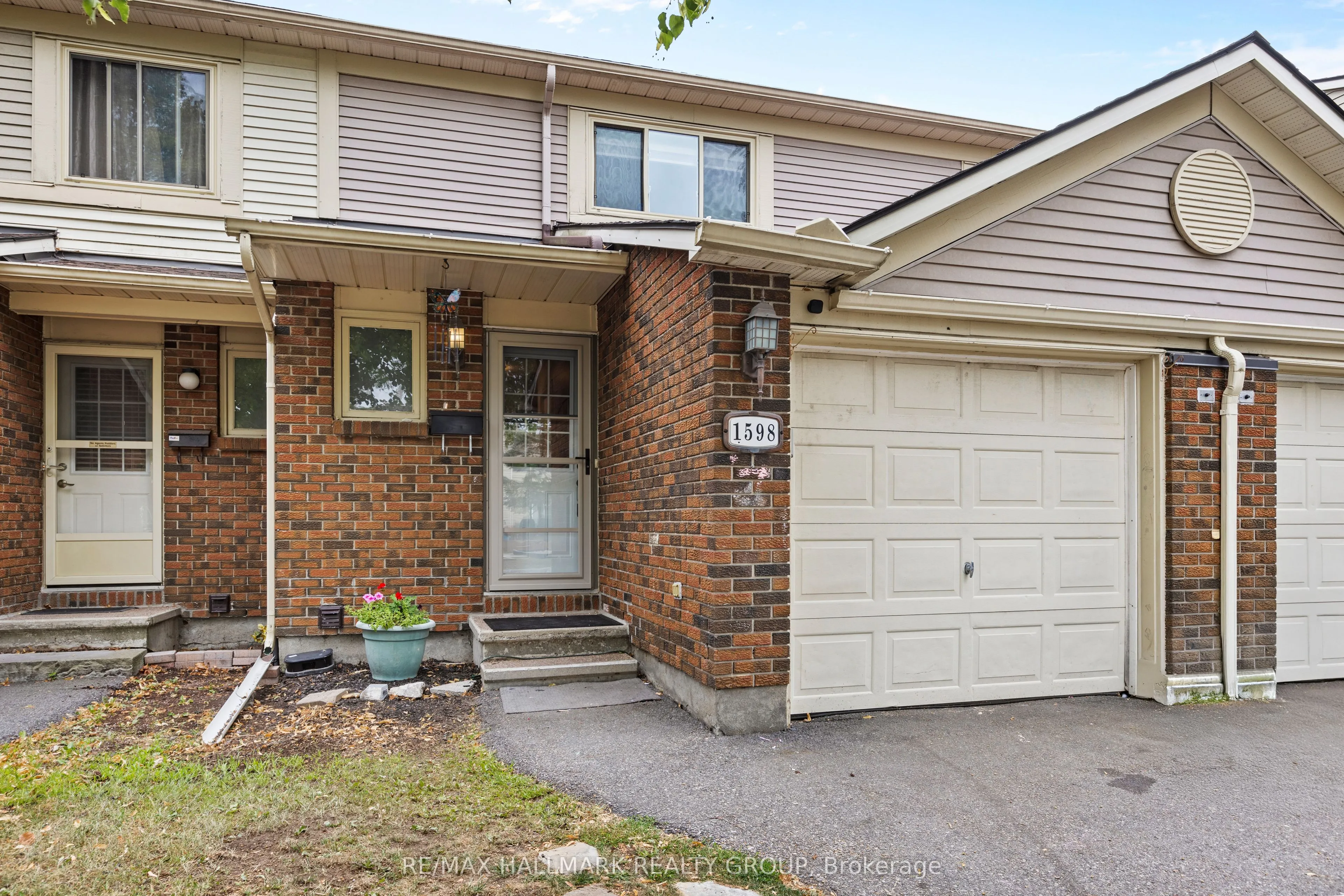 1598 Hoskins Crescent, #17