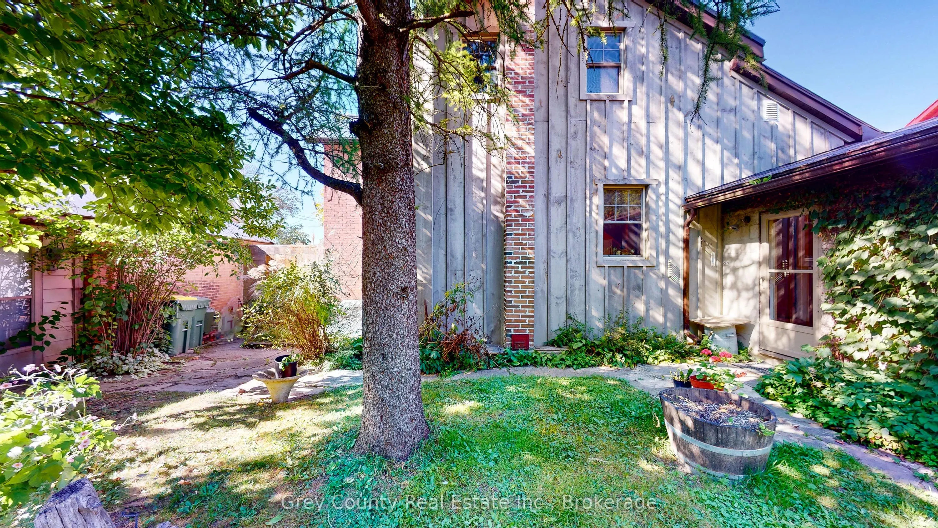 29 MAIN Street E