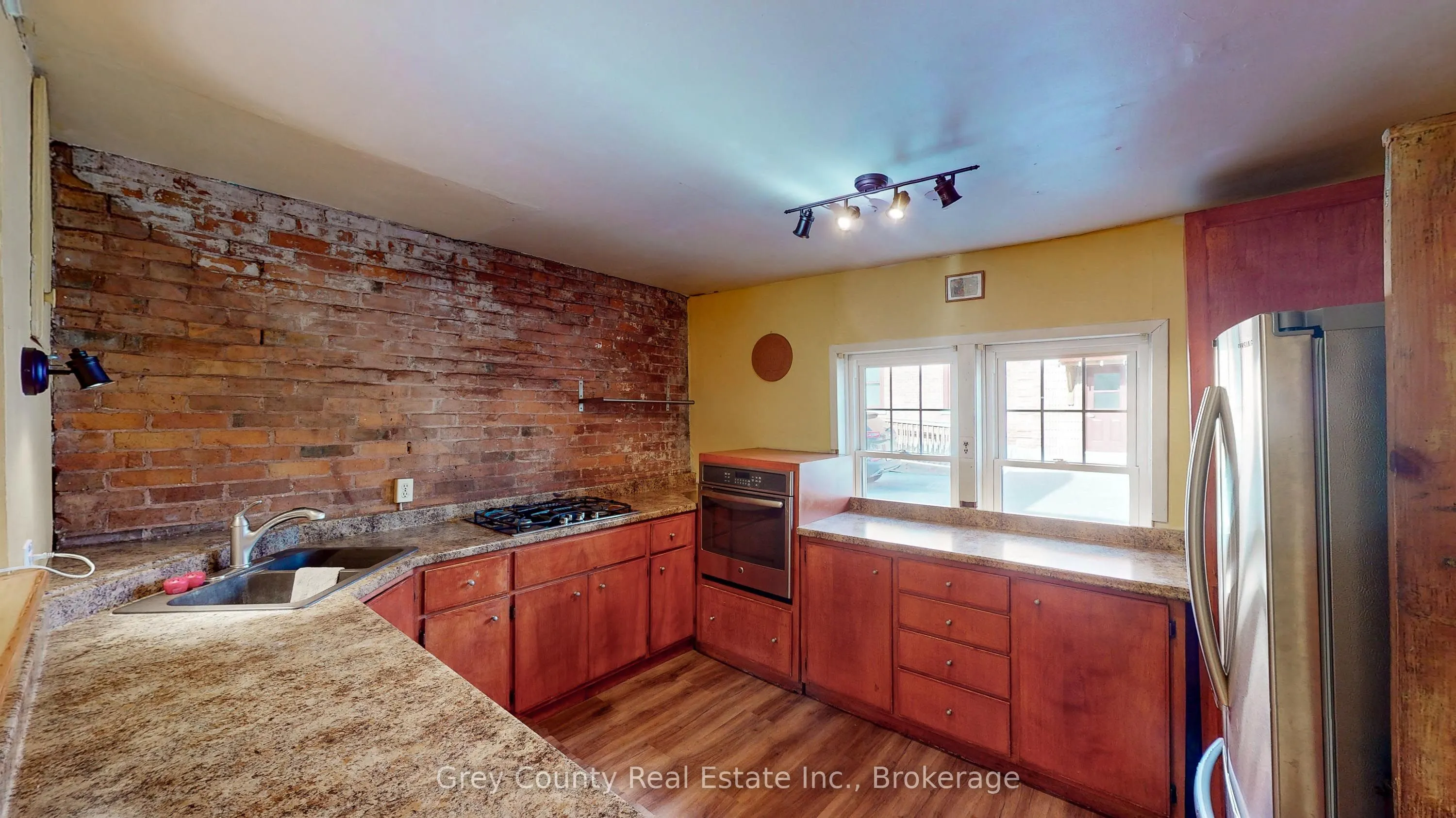 29 MAIN Street E