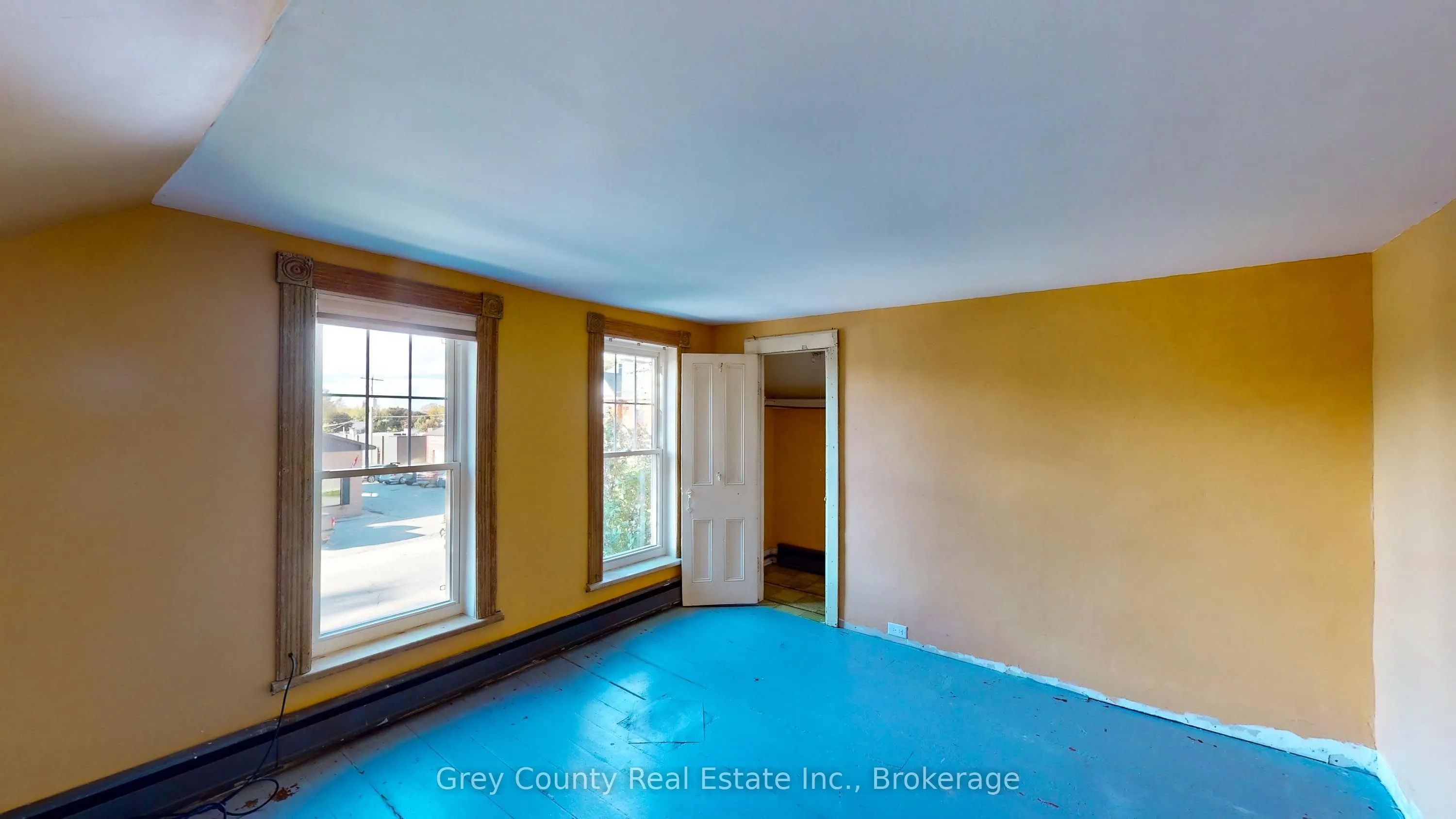29 MAIN Street E