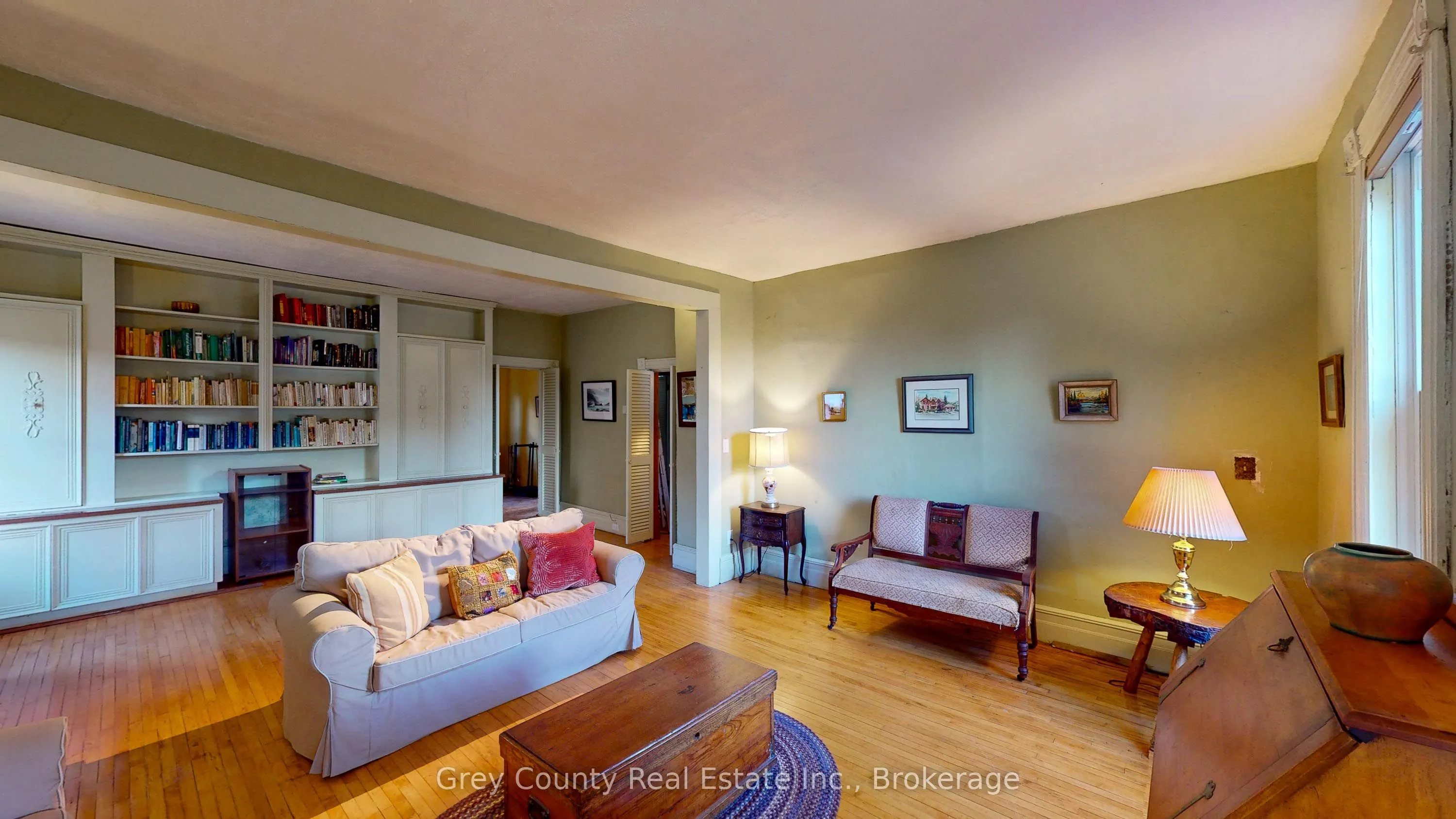 29 MAIN Street E