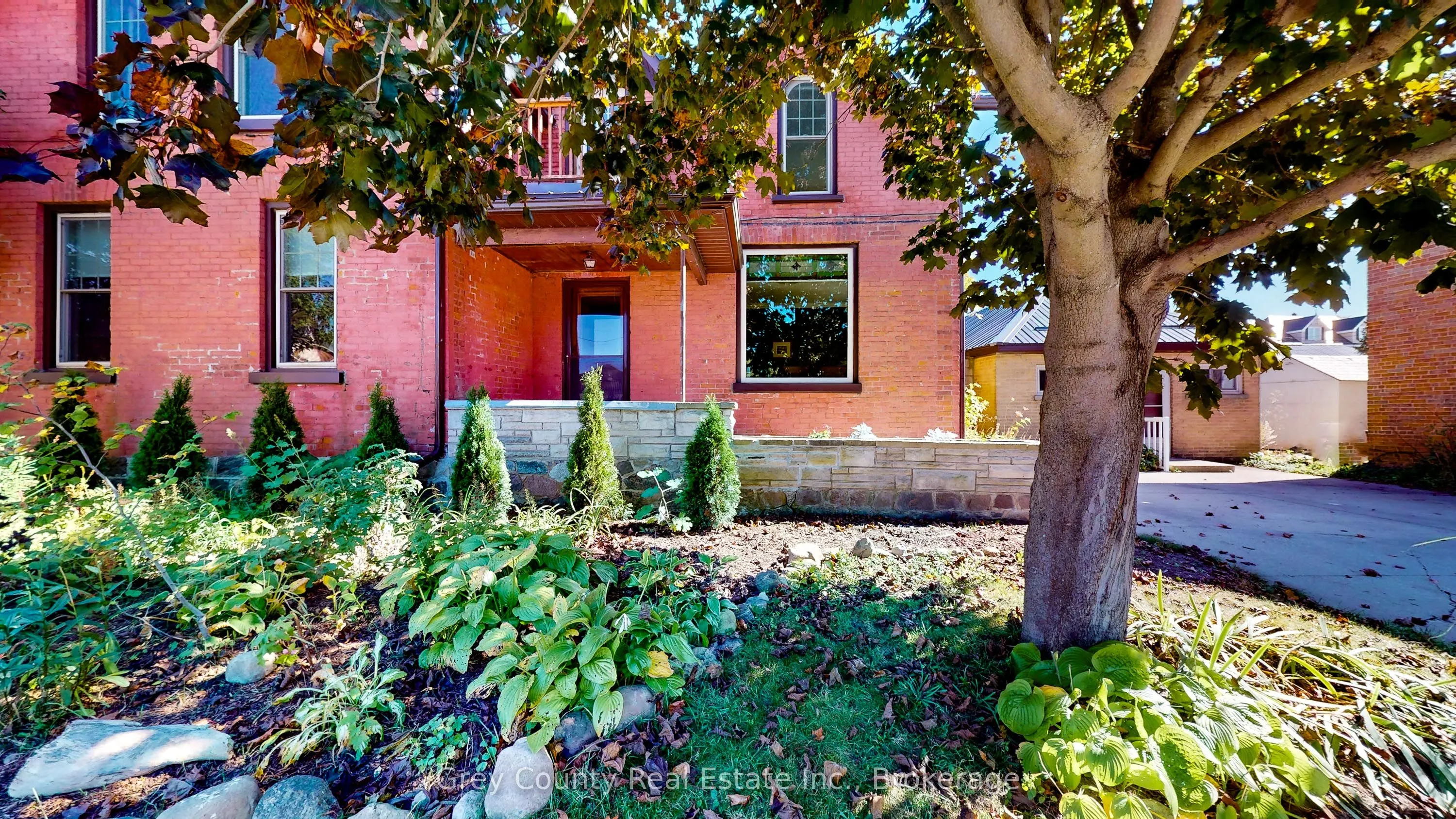 29 MAIN Street E