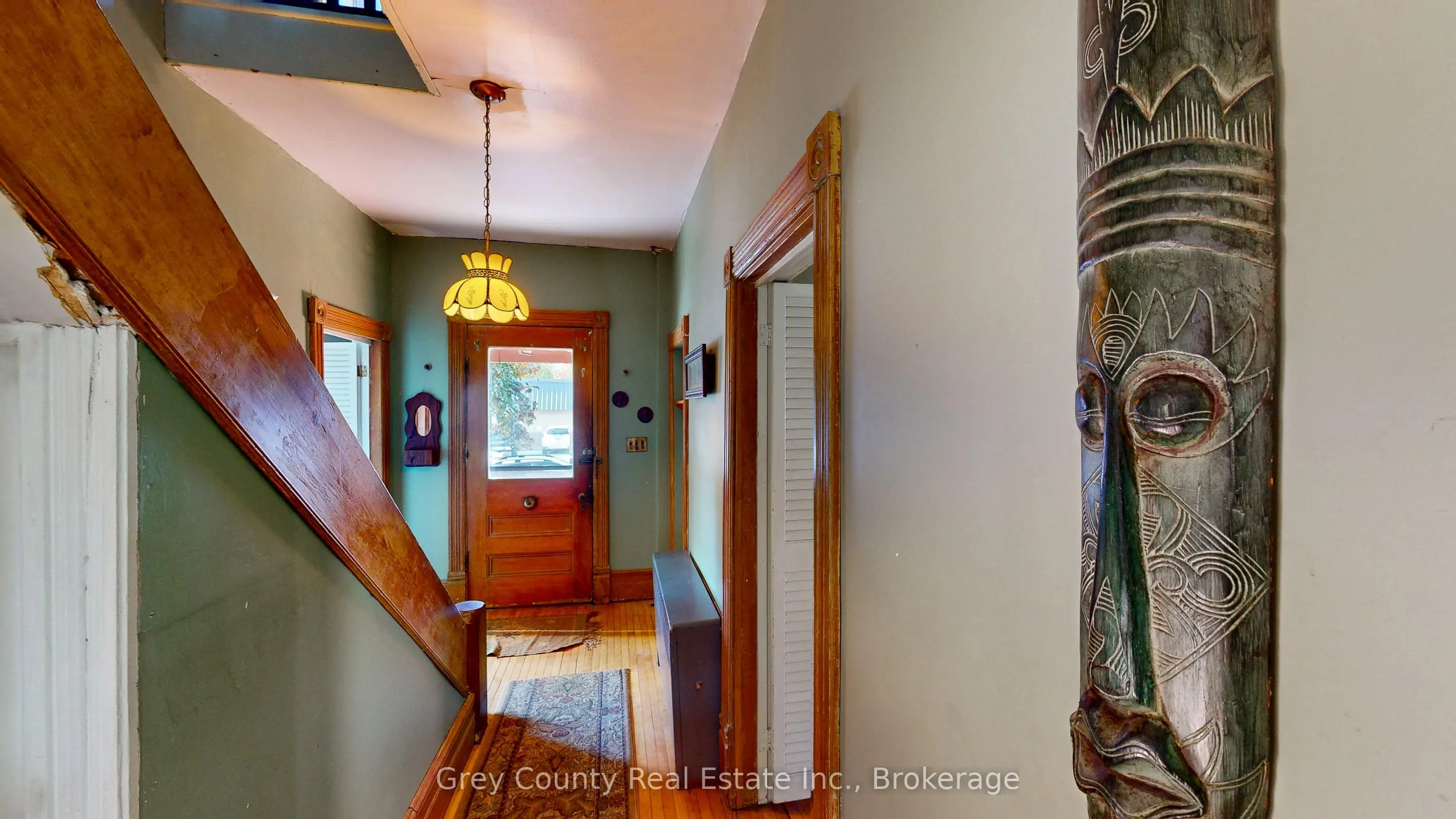 29 MAIN Street E