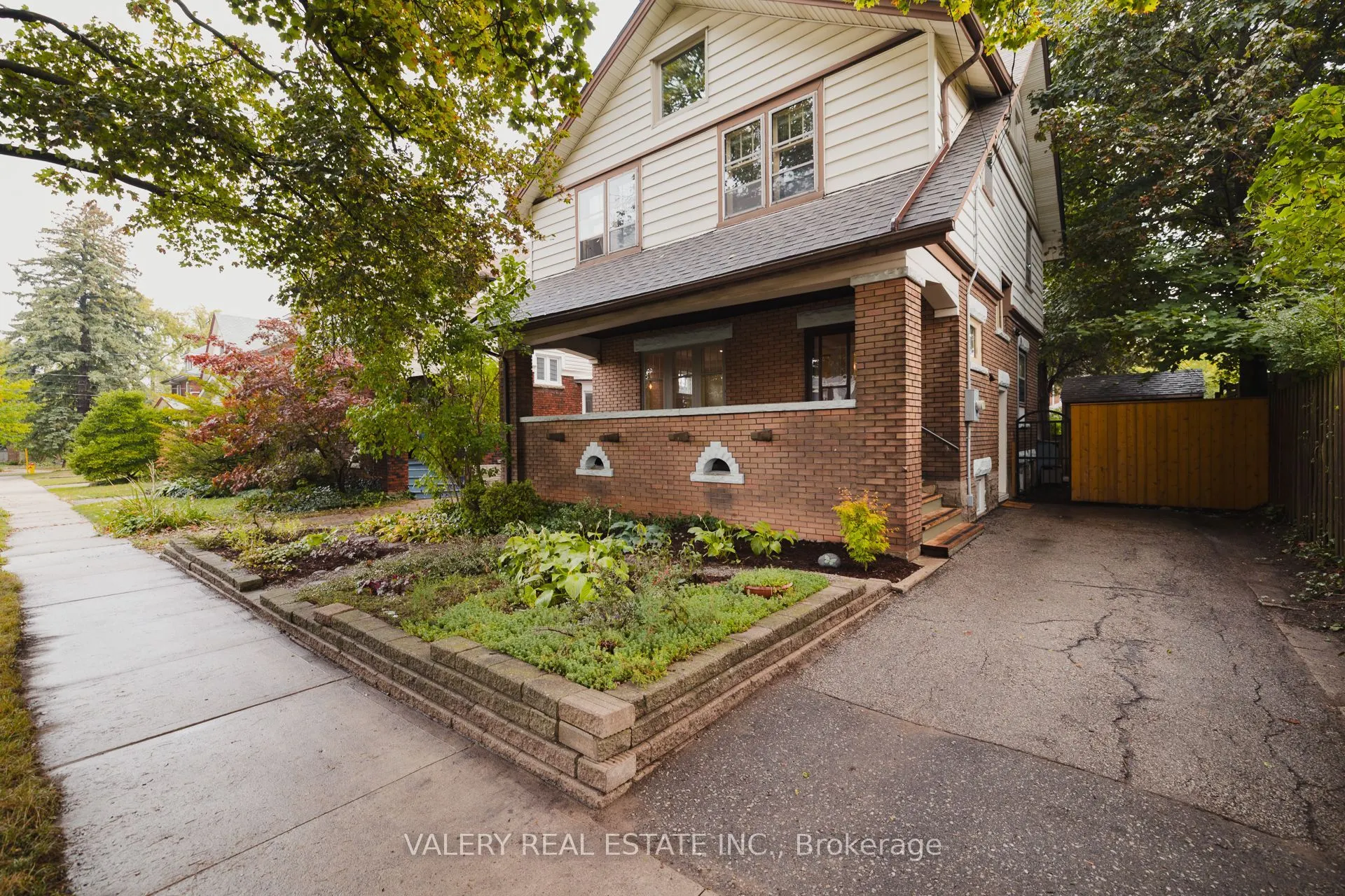 81 Pandora Avenue N