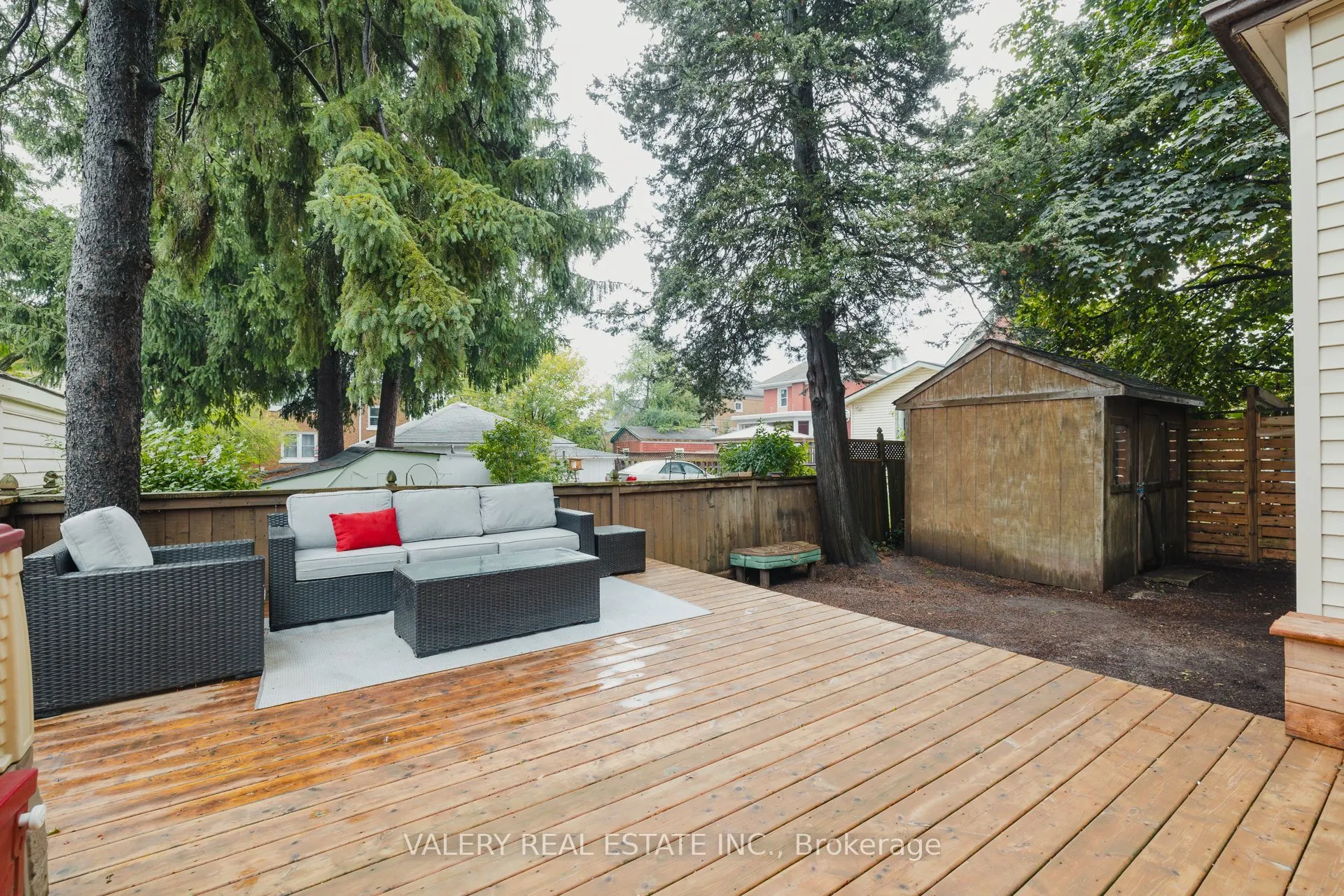 81 Pandora Avenue N