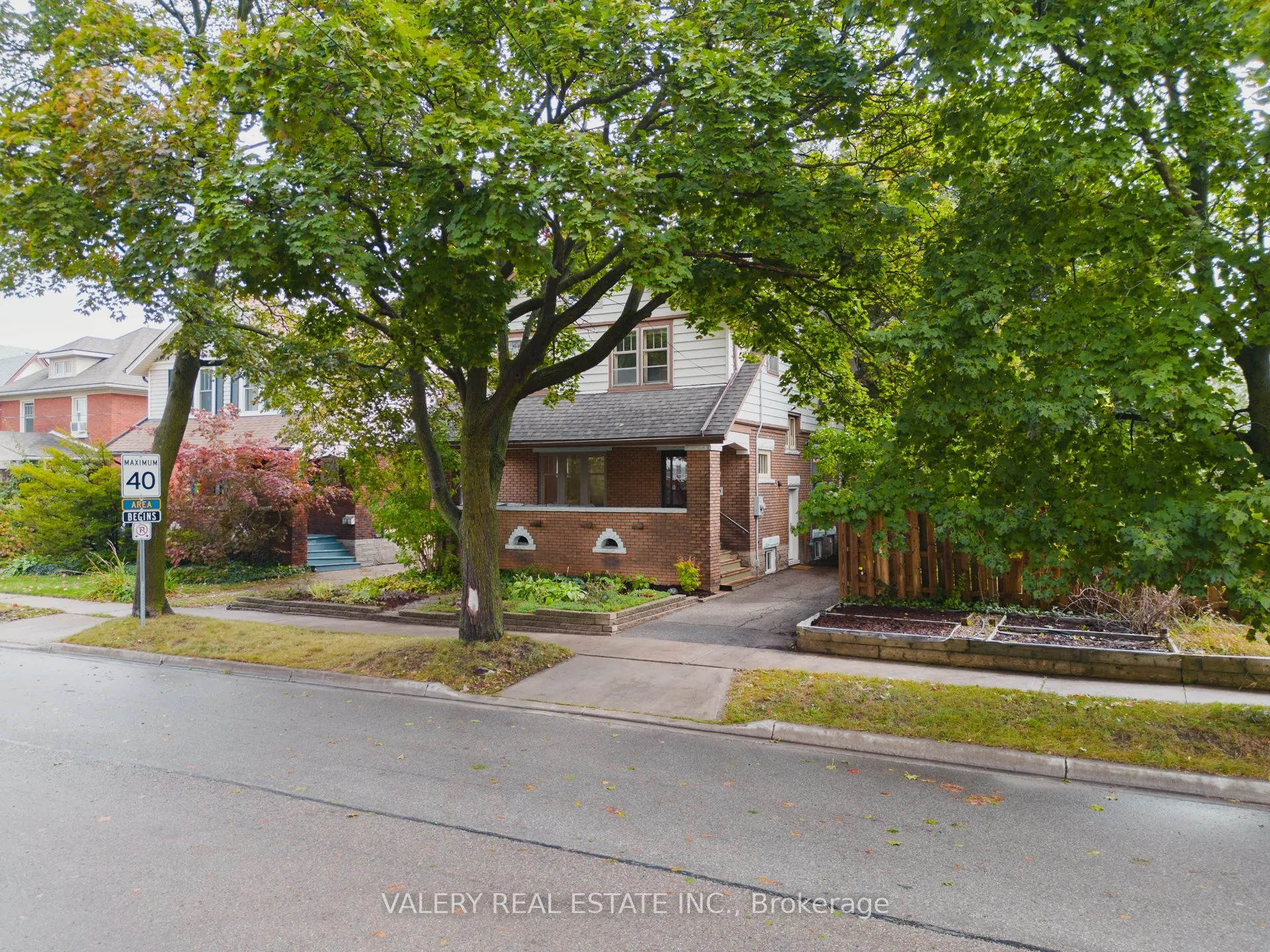 81 Pandora Avenue N