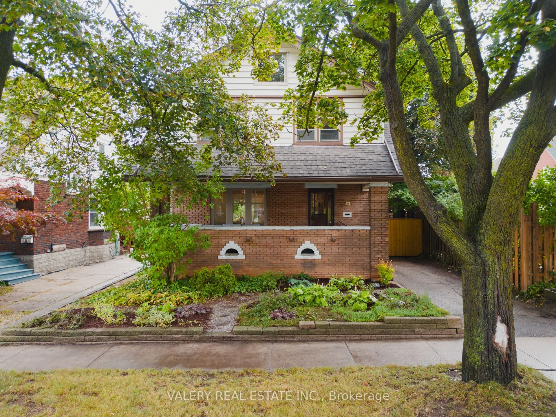 81 Pandora Avenue N