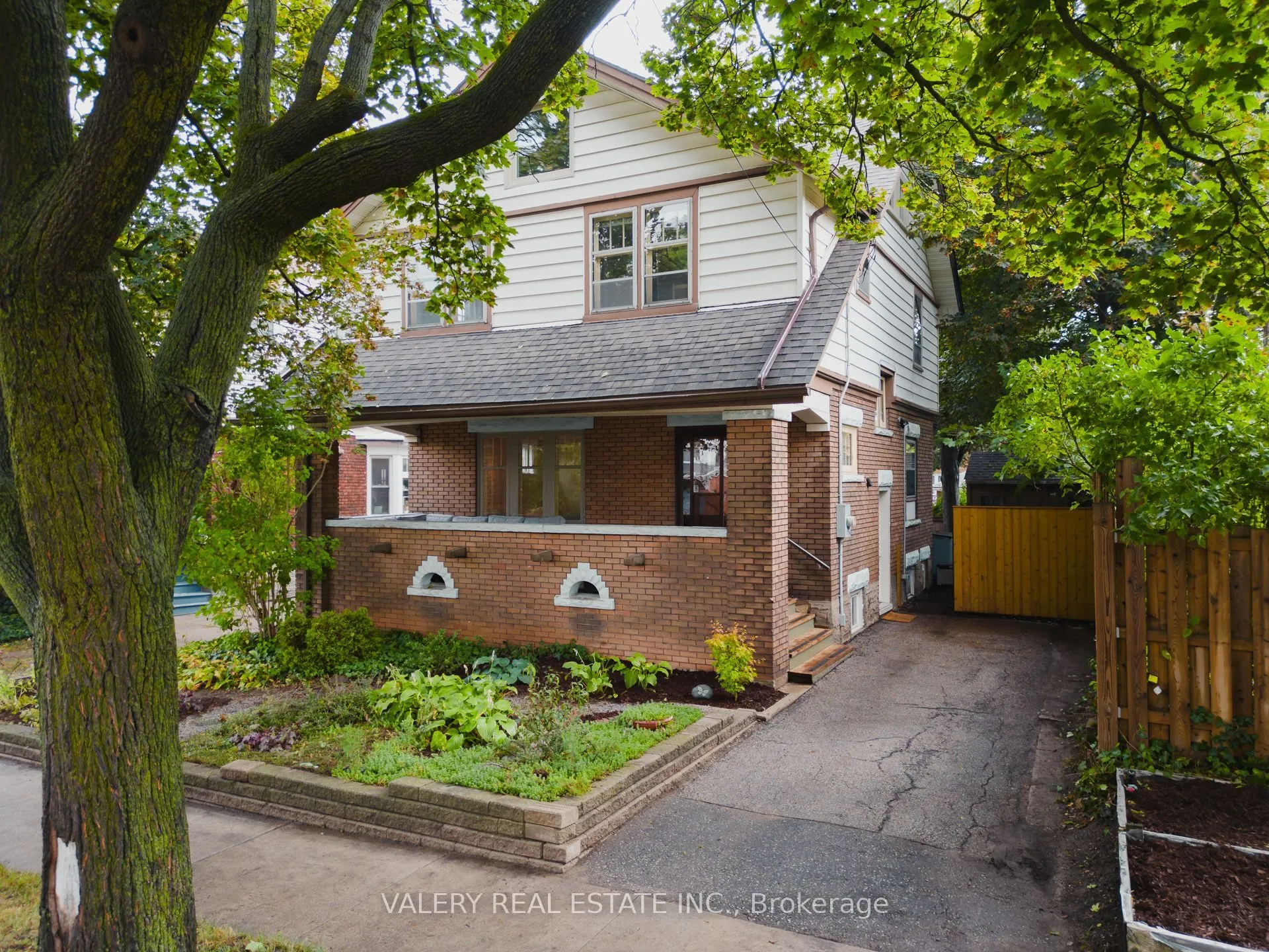 81 Pandora Avenue N