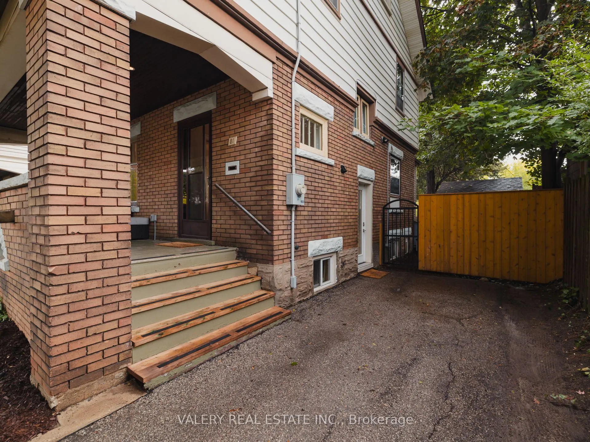 81 Pandora Avenue N