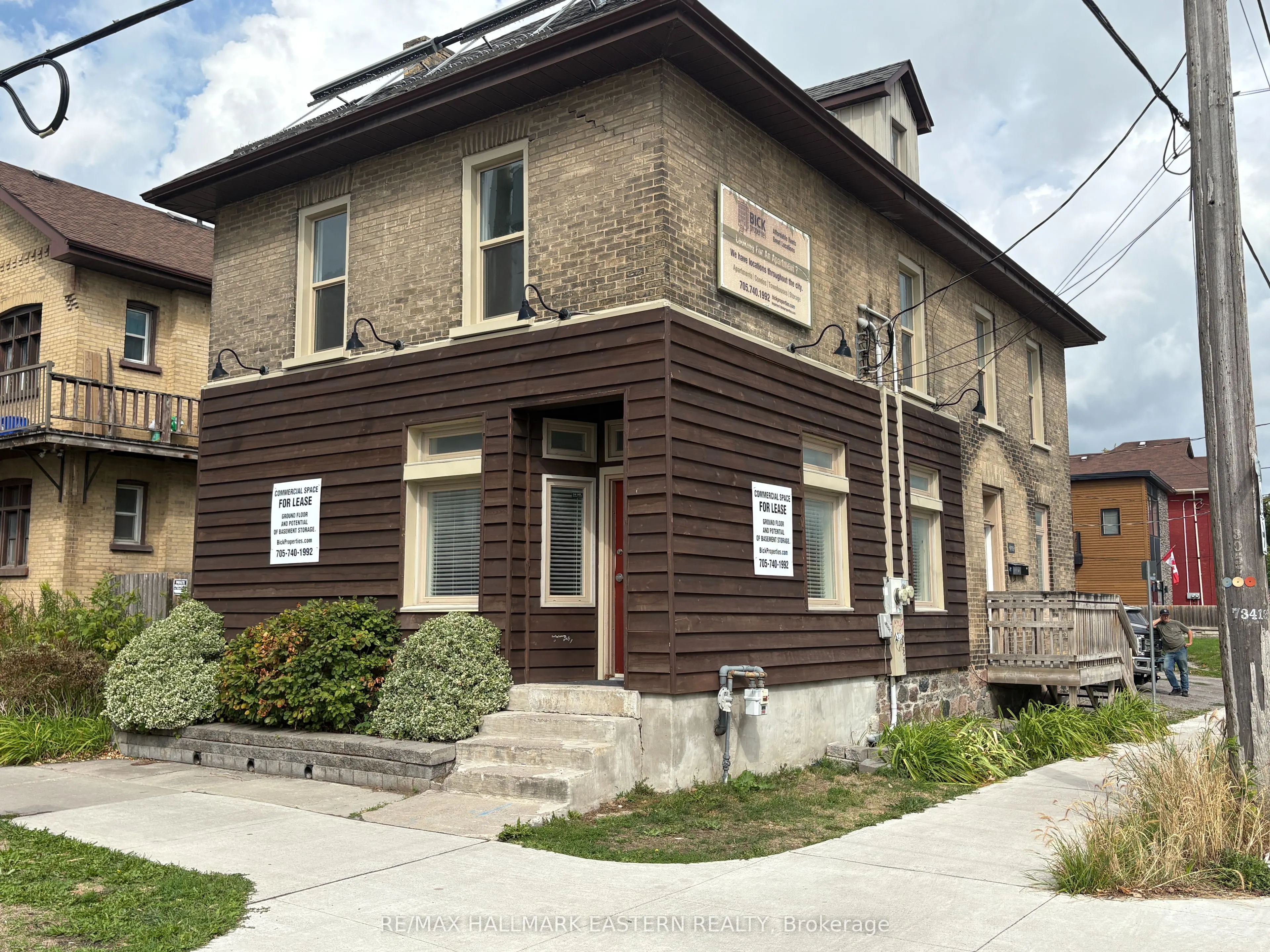 262 Hunter Street W, #Main floor