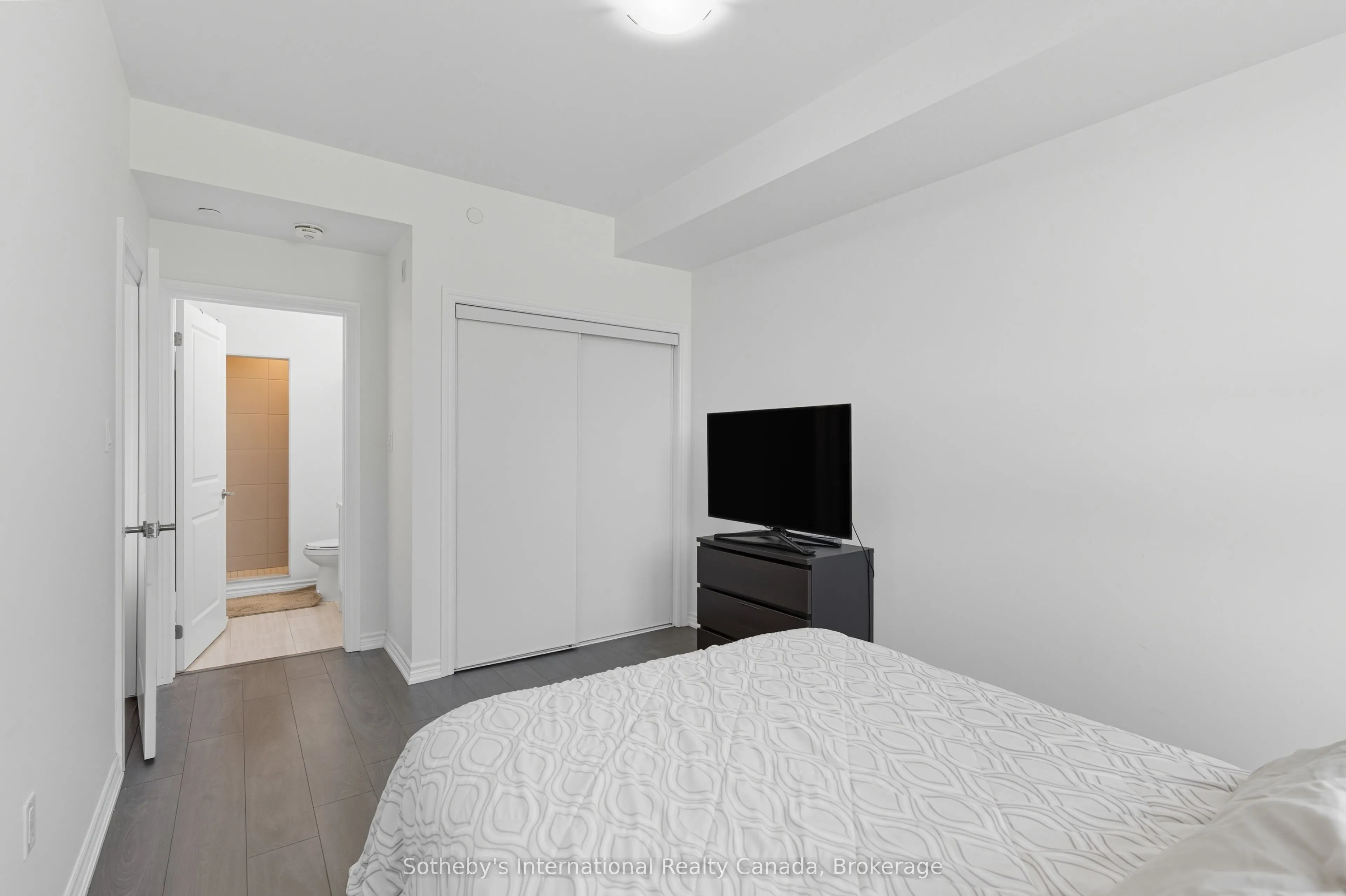 125 Shoreview Place, #323