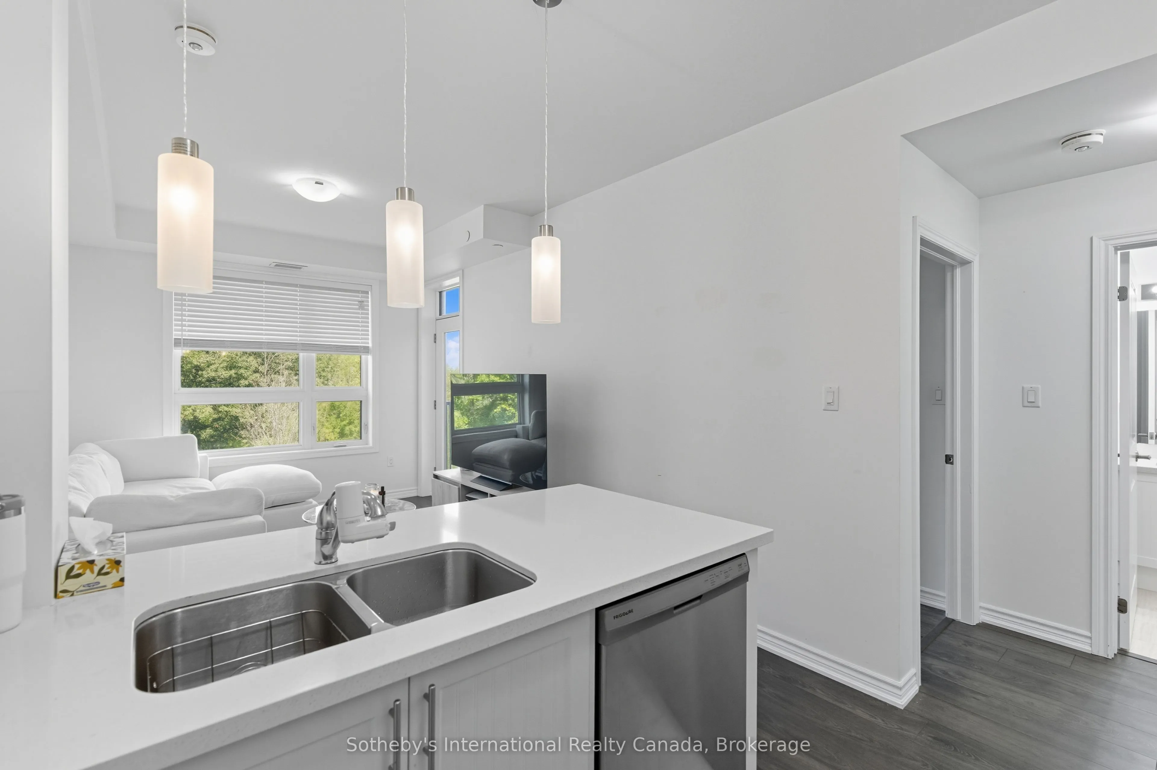 125 Shoreview Place, #323