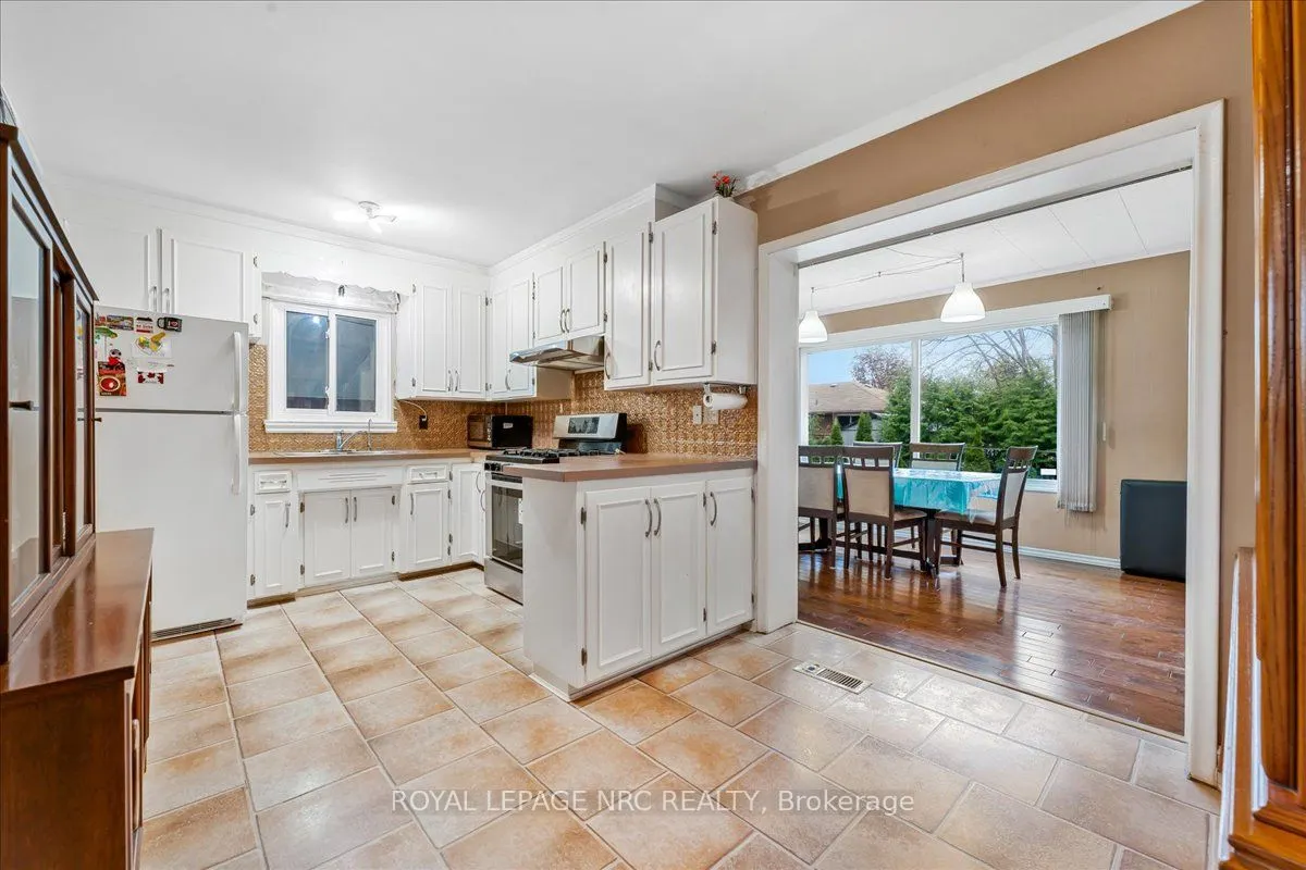 16 Dunraven Avenue