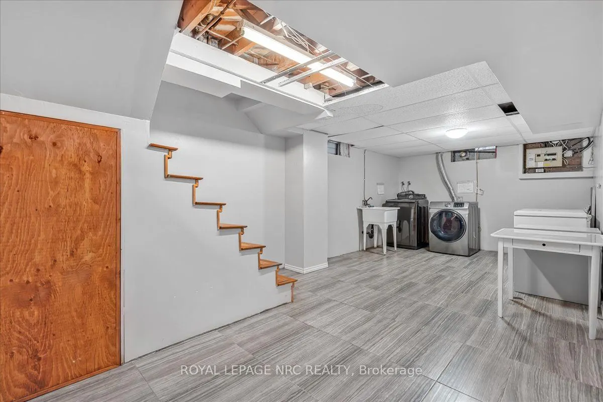 16 Dunraven Avenue