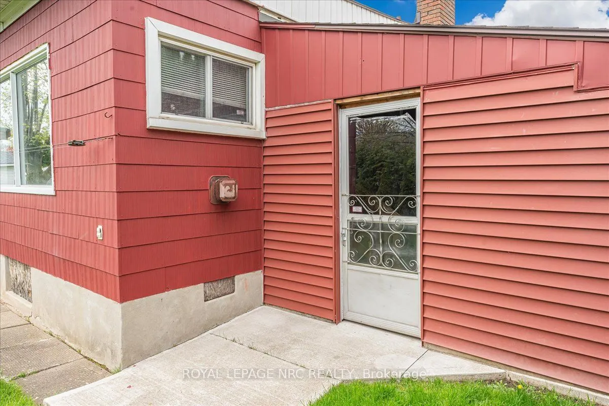 16 Dunraven Avenue
