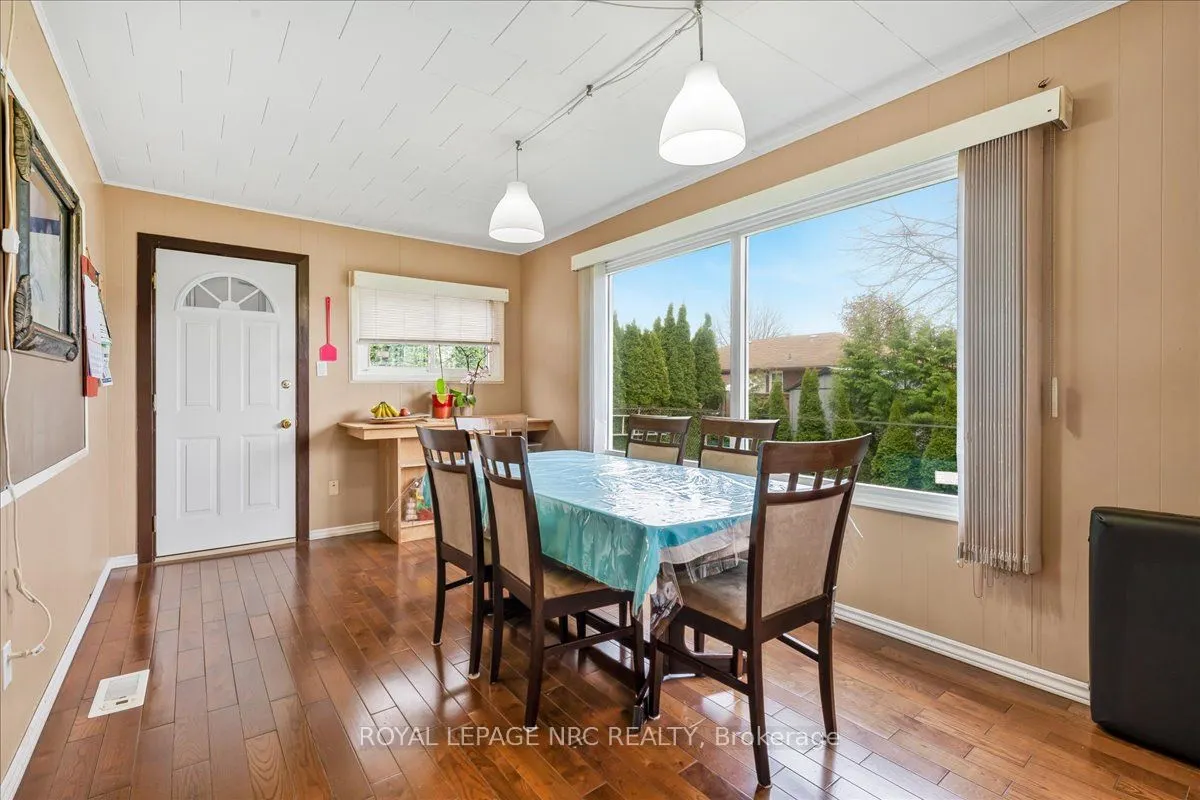16 Dunraven Avenue