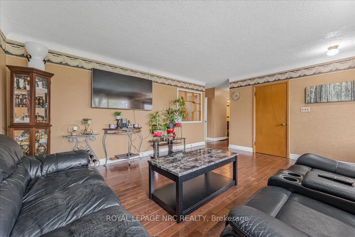 16 Dunraven Avenue