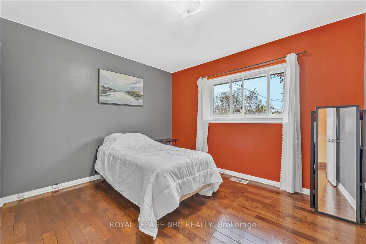 16 Dunraven Avenue