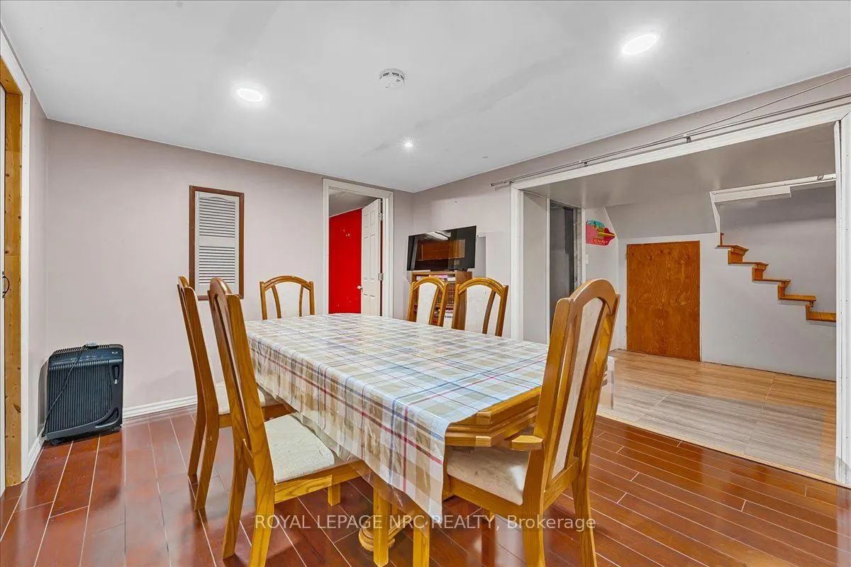 16 Dunraven Avenue