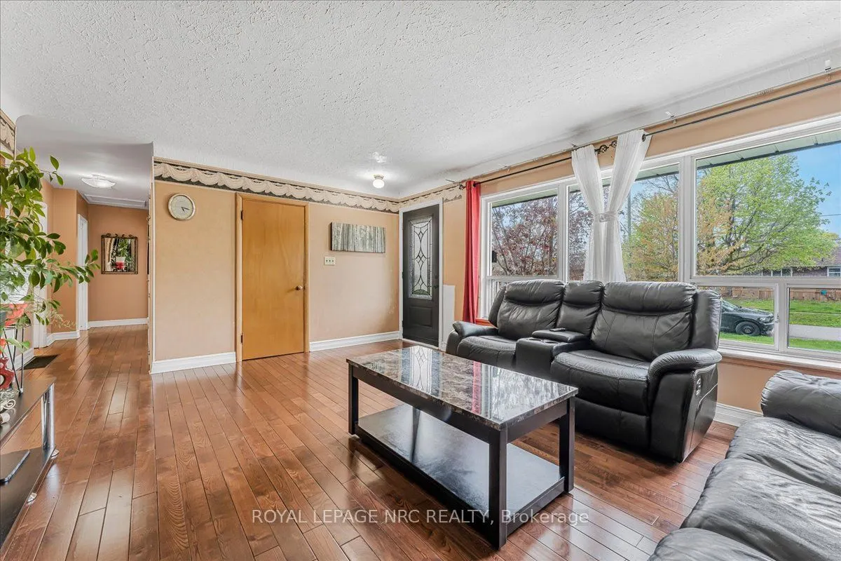 16 Dunraven Avenue
