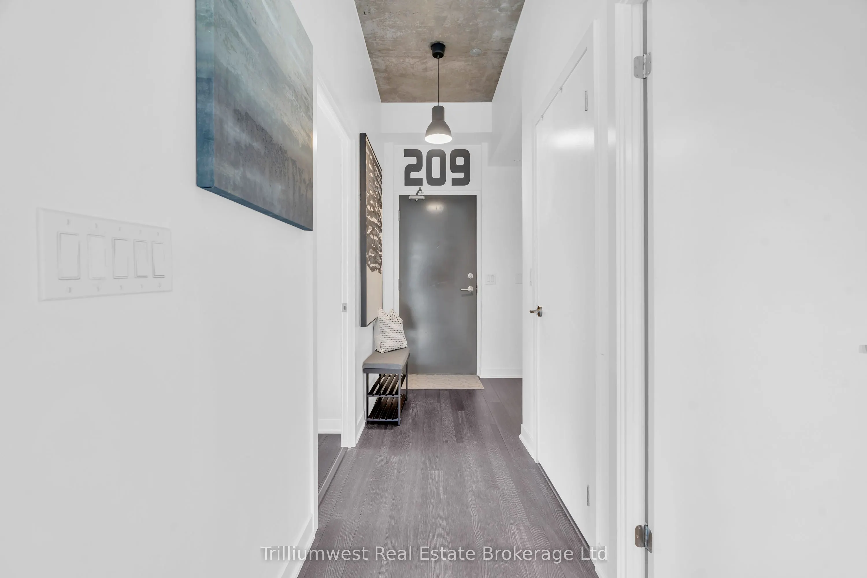 85 Duke Street W, #209