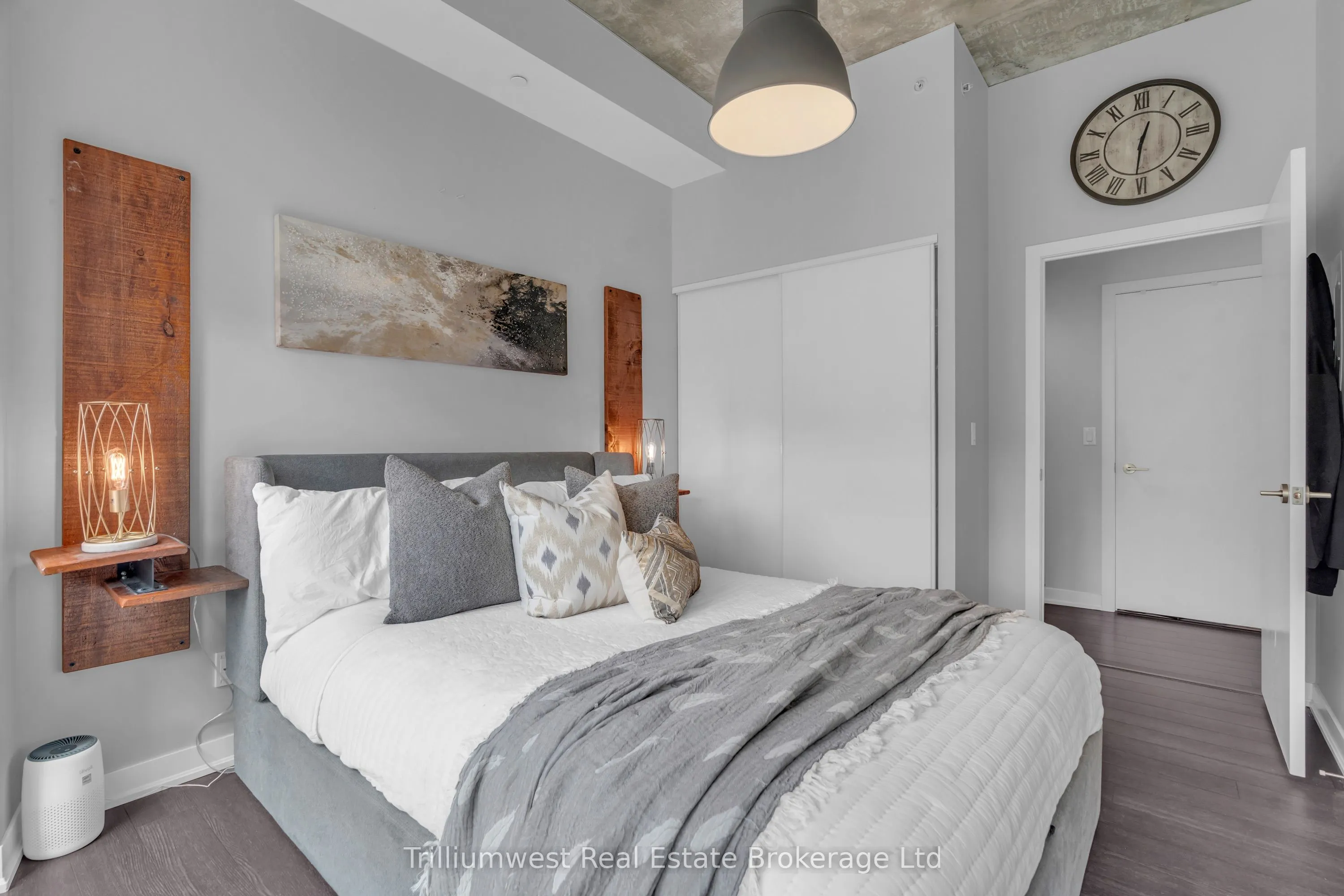 85 Duke Street W, #209