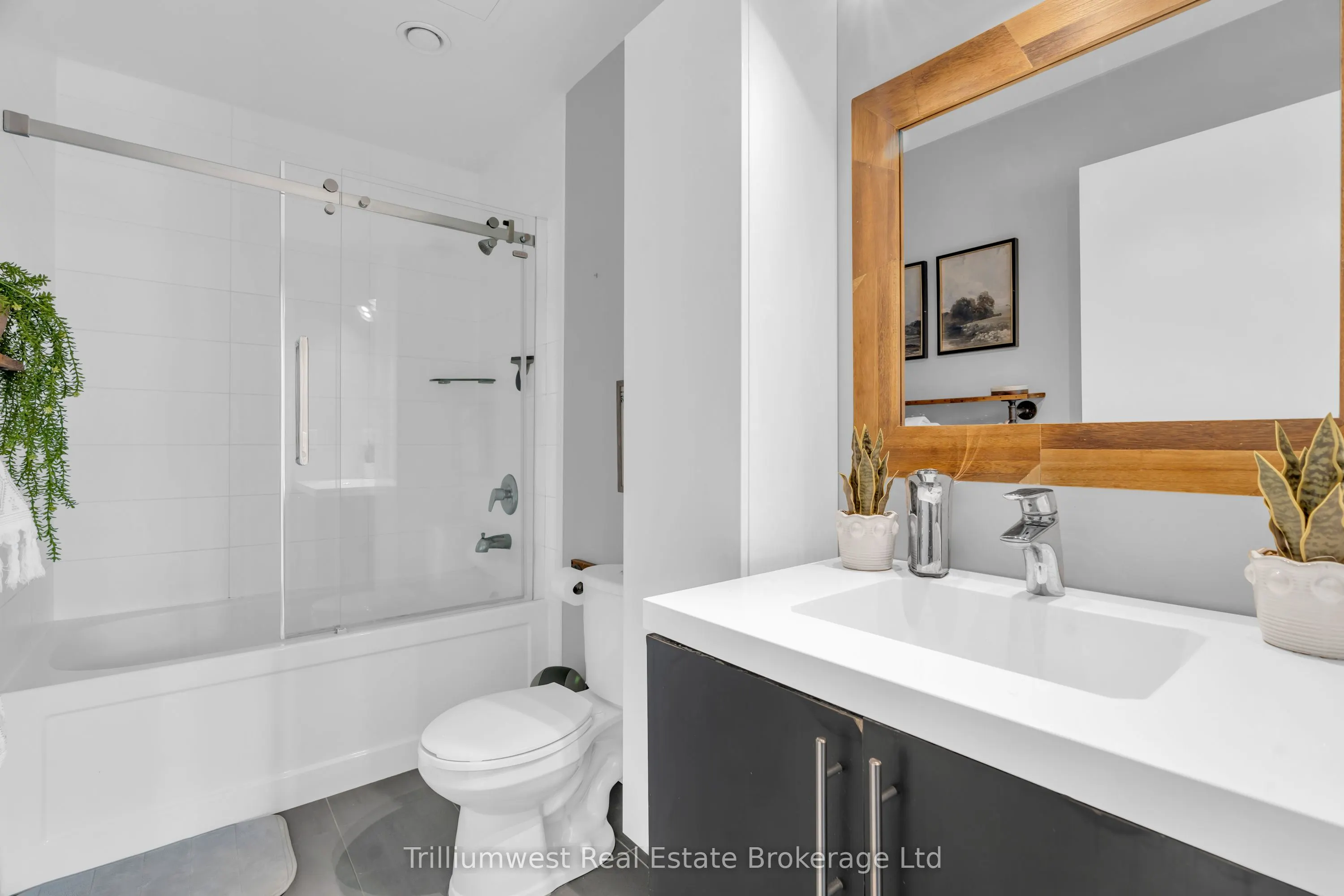 85 Duke Street W, #209