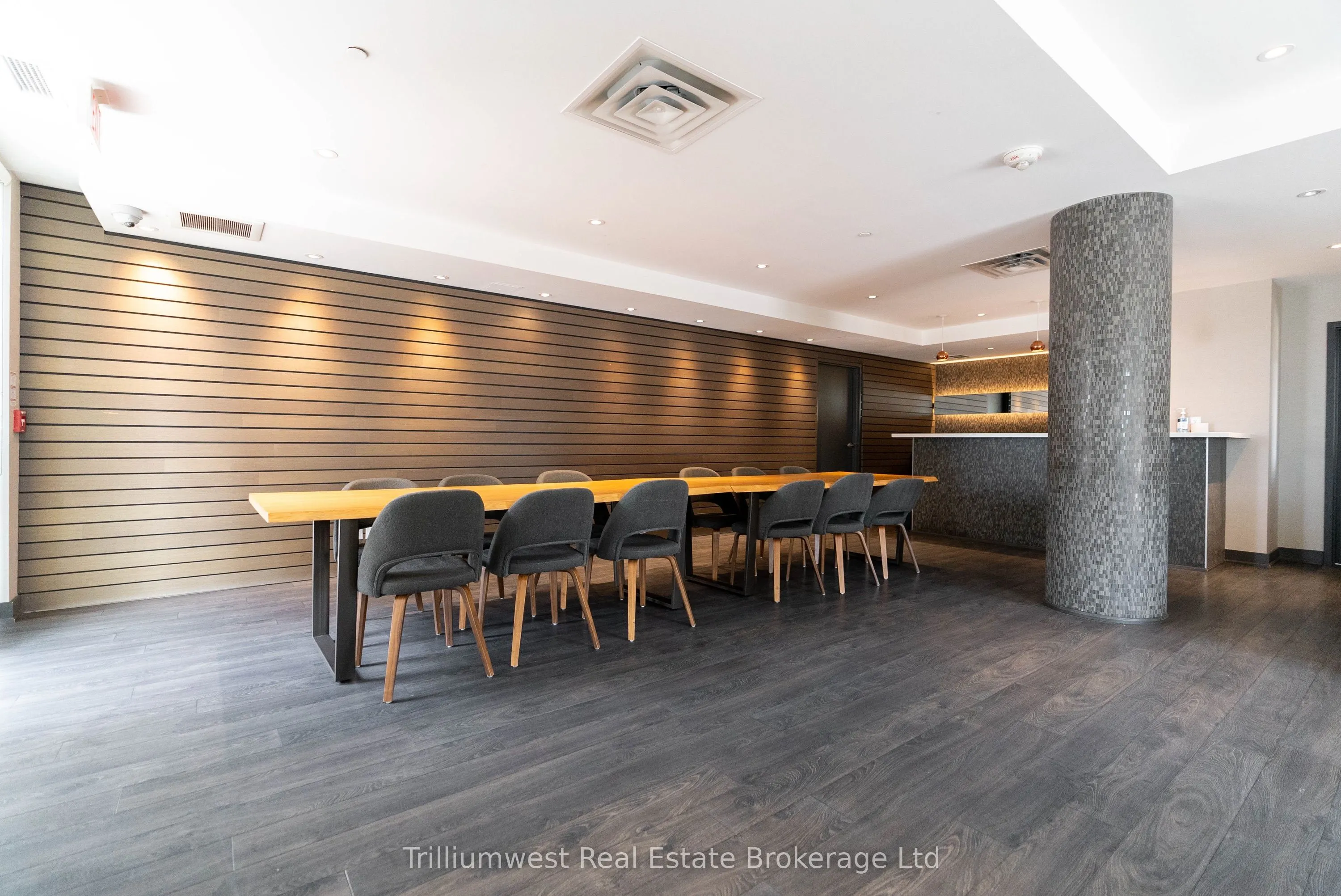 85 Duke Street W, #209