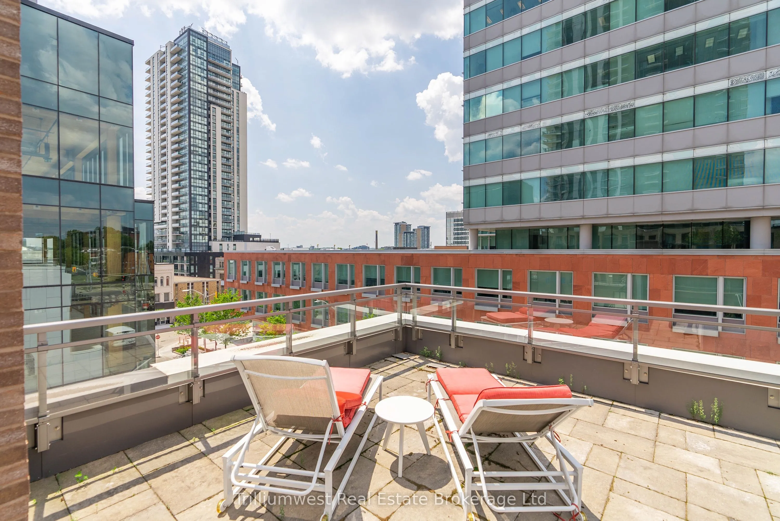 85 Duke Street W, #209
