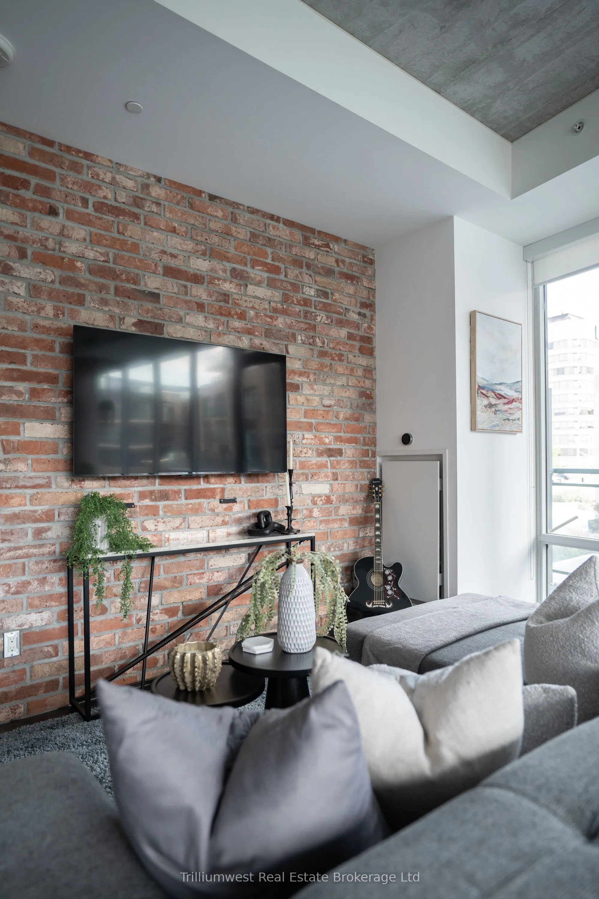 85 Duke Street W, #209