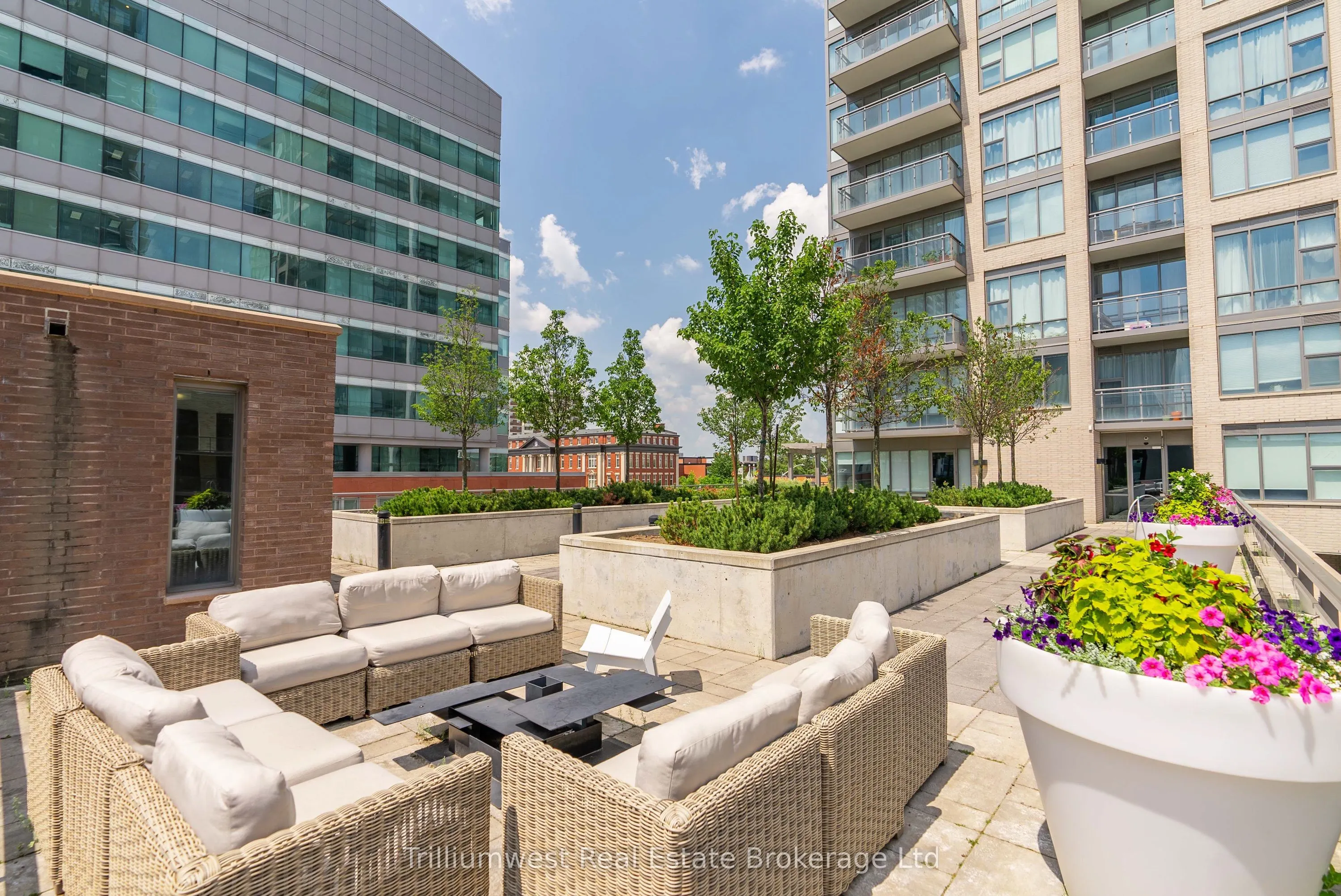 85 Duke Street W, #209