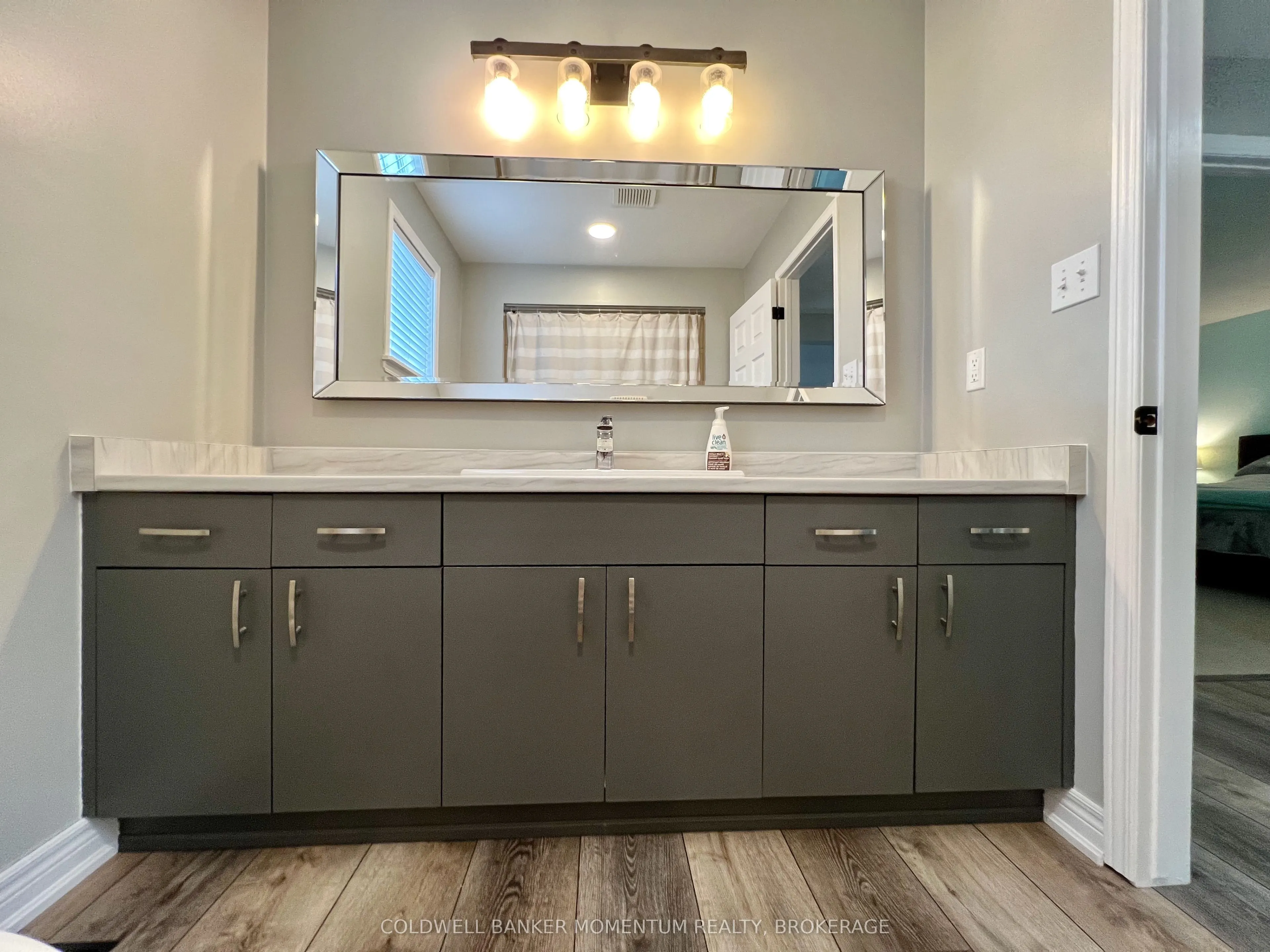 3933 Vineyard Crescent