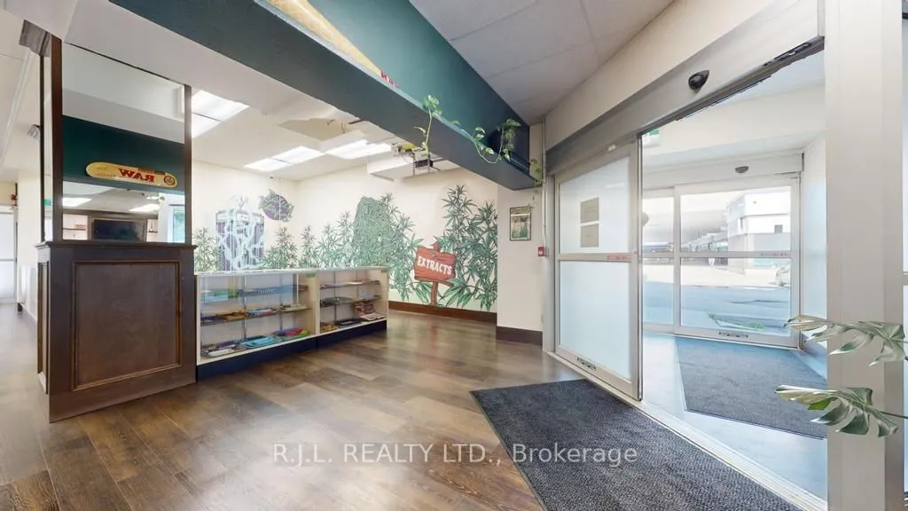172 Simcoe Street, #Main