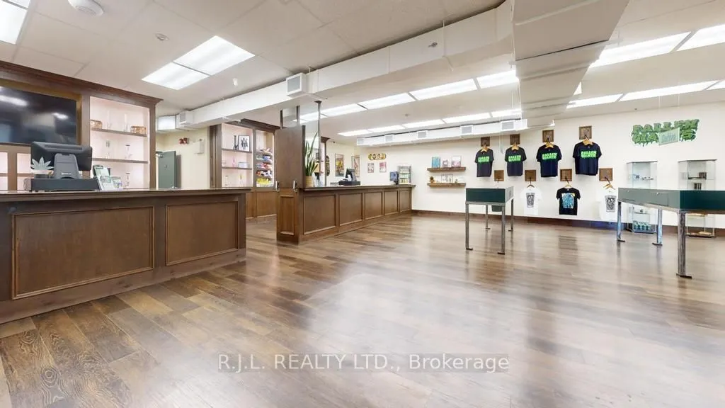 172 Simcoe Street, #Main