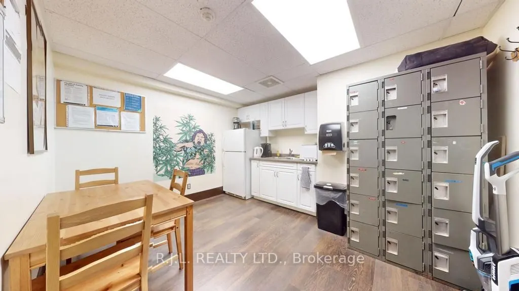172 Simcoe Street, #Main