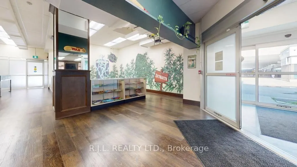 172 Simcoe Street, #Main