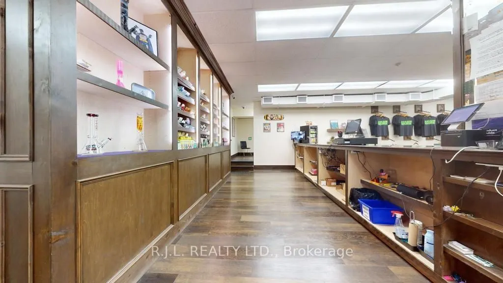 172 Simcoe Street, #Main