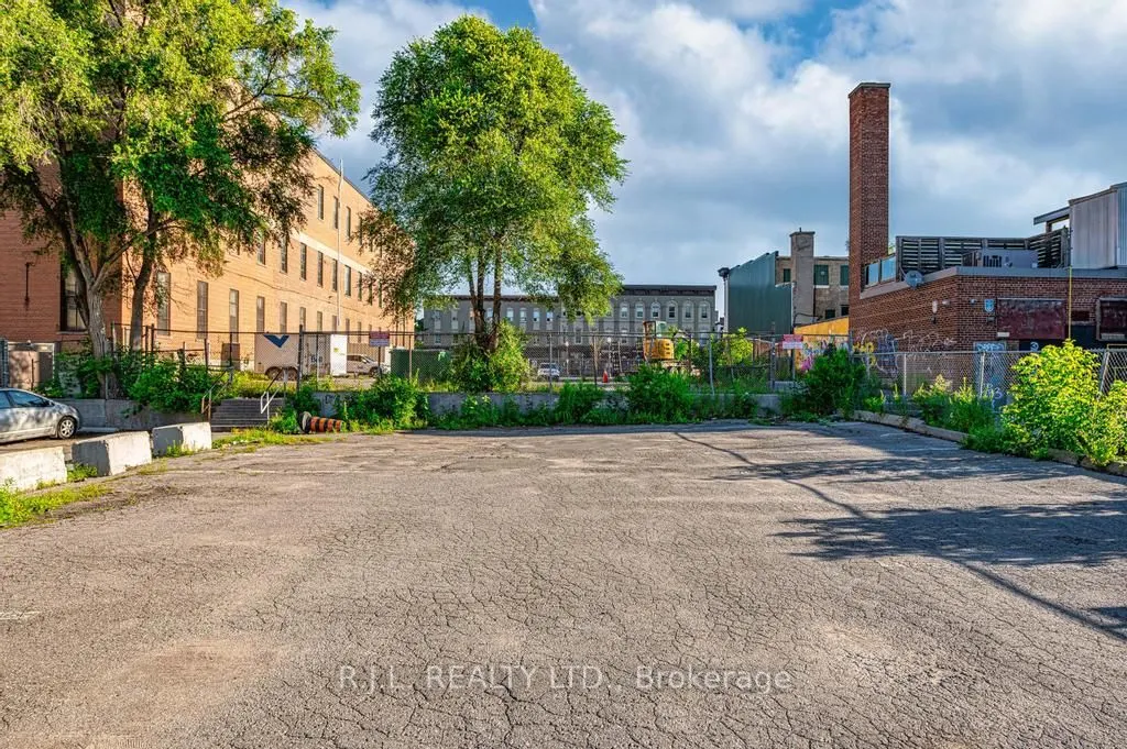 172 Simcoe Street, #Main