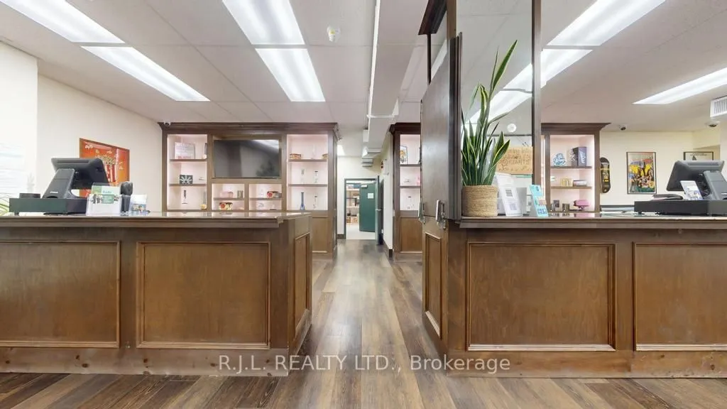 172 Simcoe Street, #Main